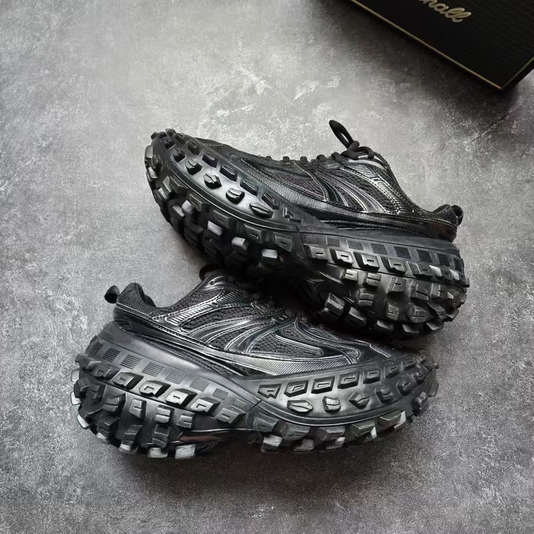 Balenciaga Balenciaga Black Lowtop Sneakers 41 Men Size US 8.5 / EU 41-42 - 1 Thumbnail