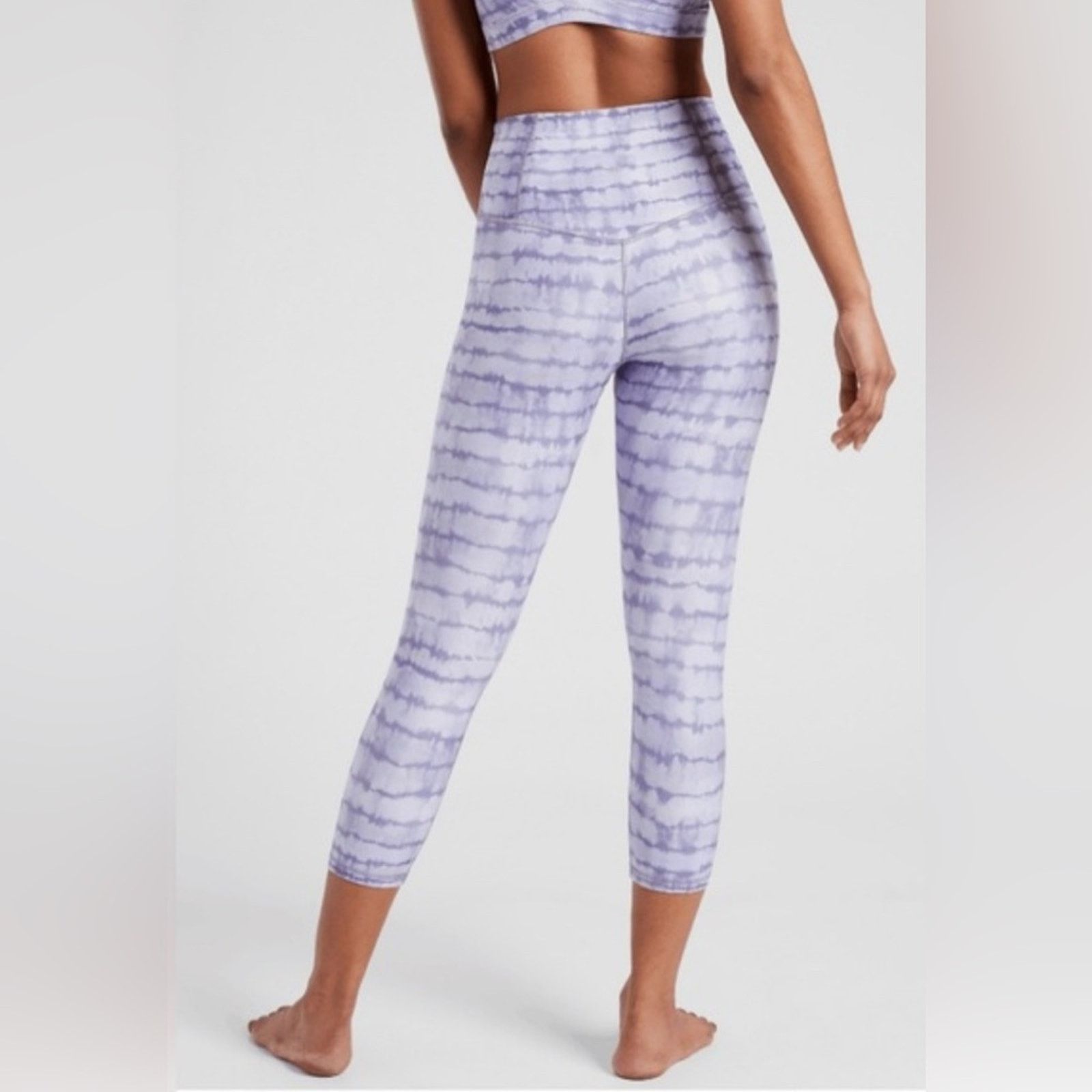 Athleta Athleta Elation Printed Capri Leggings in Lavender Tie Dye Size 32" / US 10 / IT 46 - 8 Thumbnail
