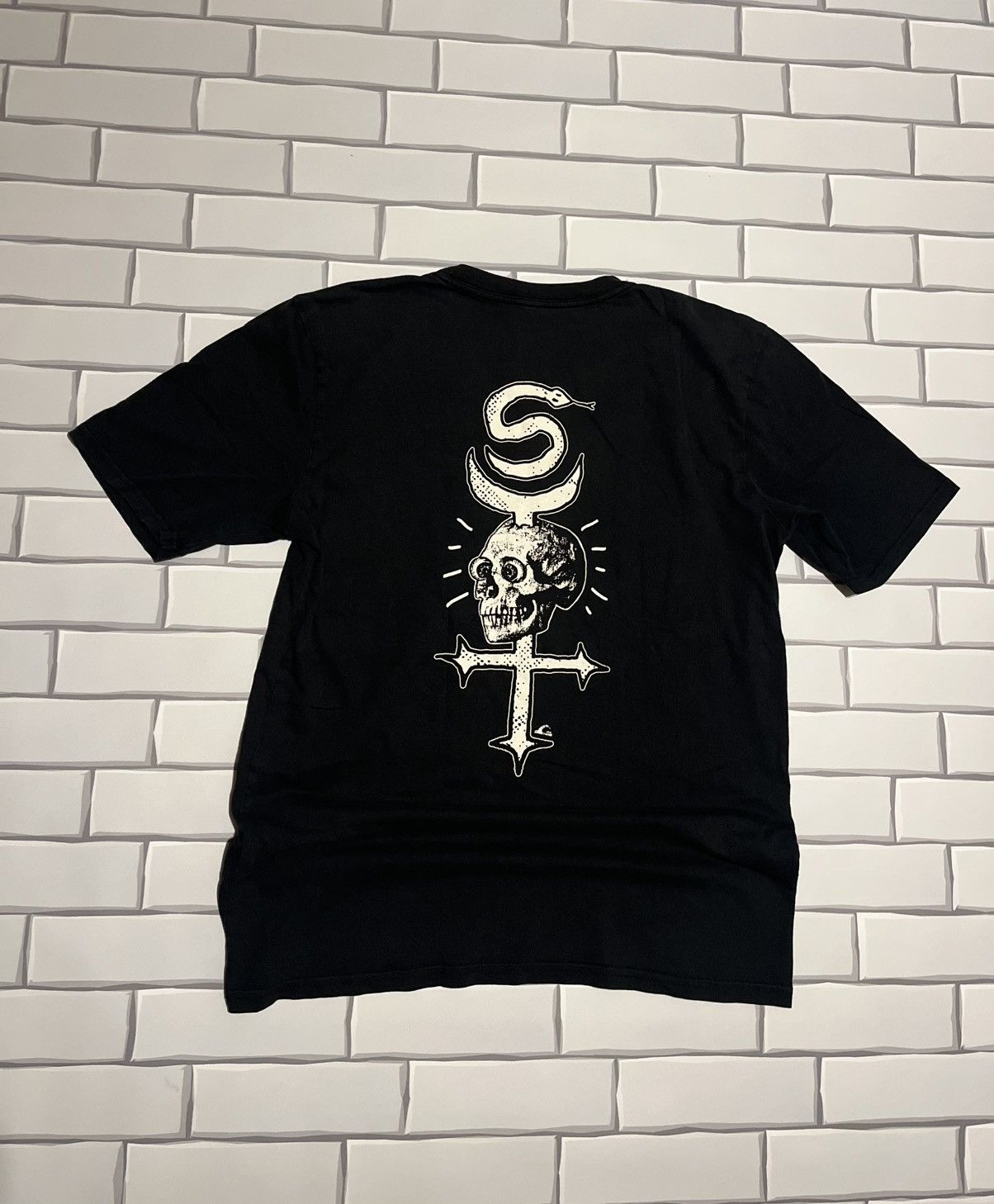 Quiksilver Quiksilver Vintage Skull Snake Cross Graphic T-Shirt Size US XL / EU 56 / 4 - 3 Thumbnail