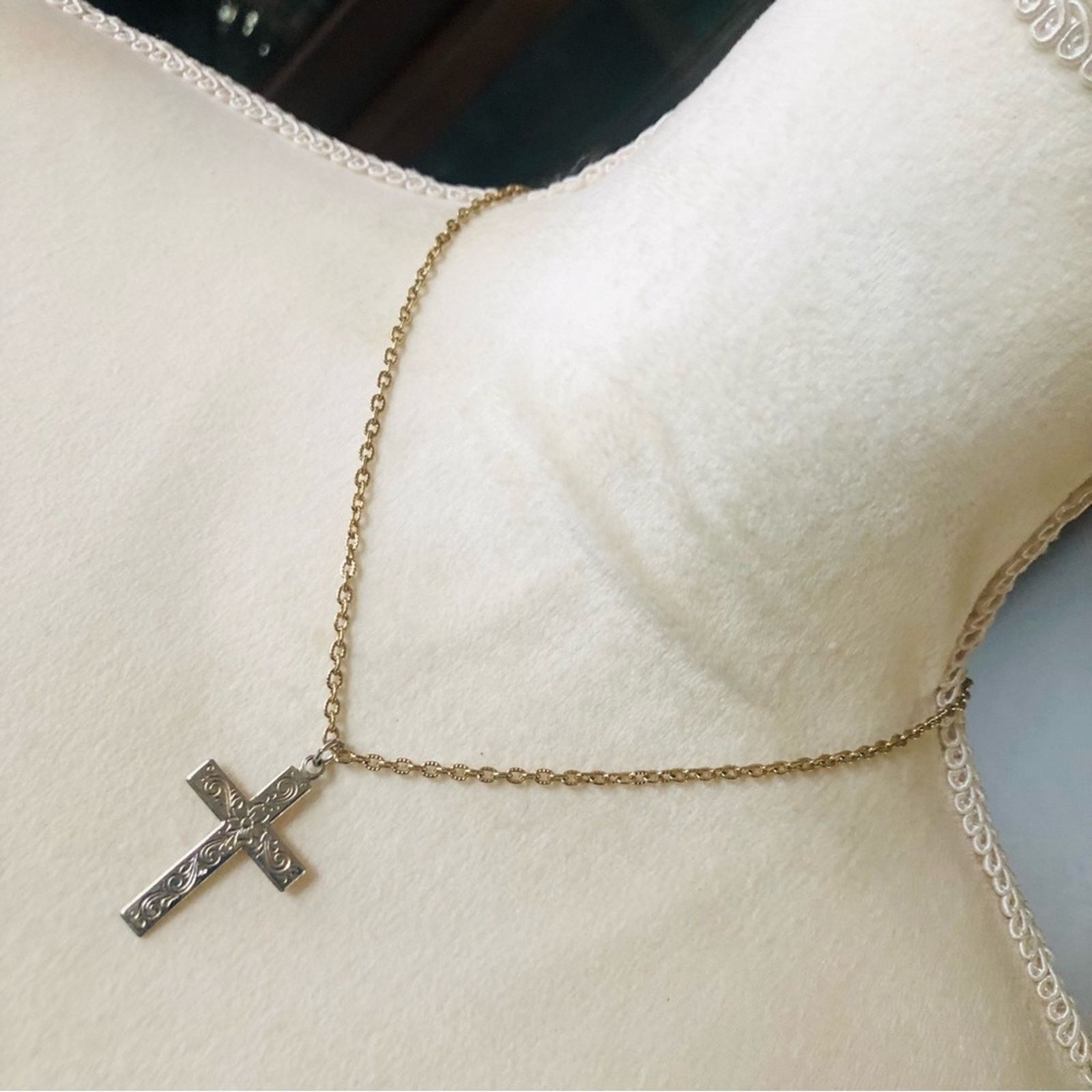 Vintage Vintage gold etched cross pendant on chain necklace Size ONE SIZE - 1 Thumbnail