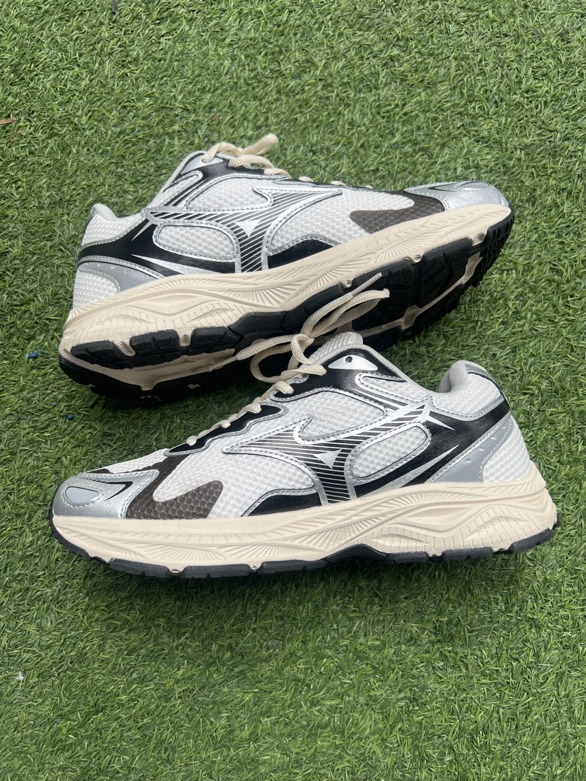 Mizuno 💥Mizuno Racer S Silver Black Size US 10.5 / EU 43-44 - 3 Thumbnail