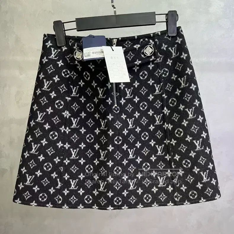 Louis Vuitton Louis Vuitton Black monogrammed mid-rise short casual skir Size 33" - 1 Thumbnail