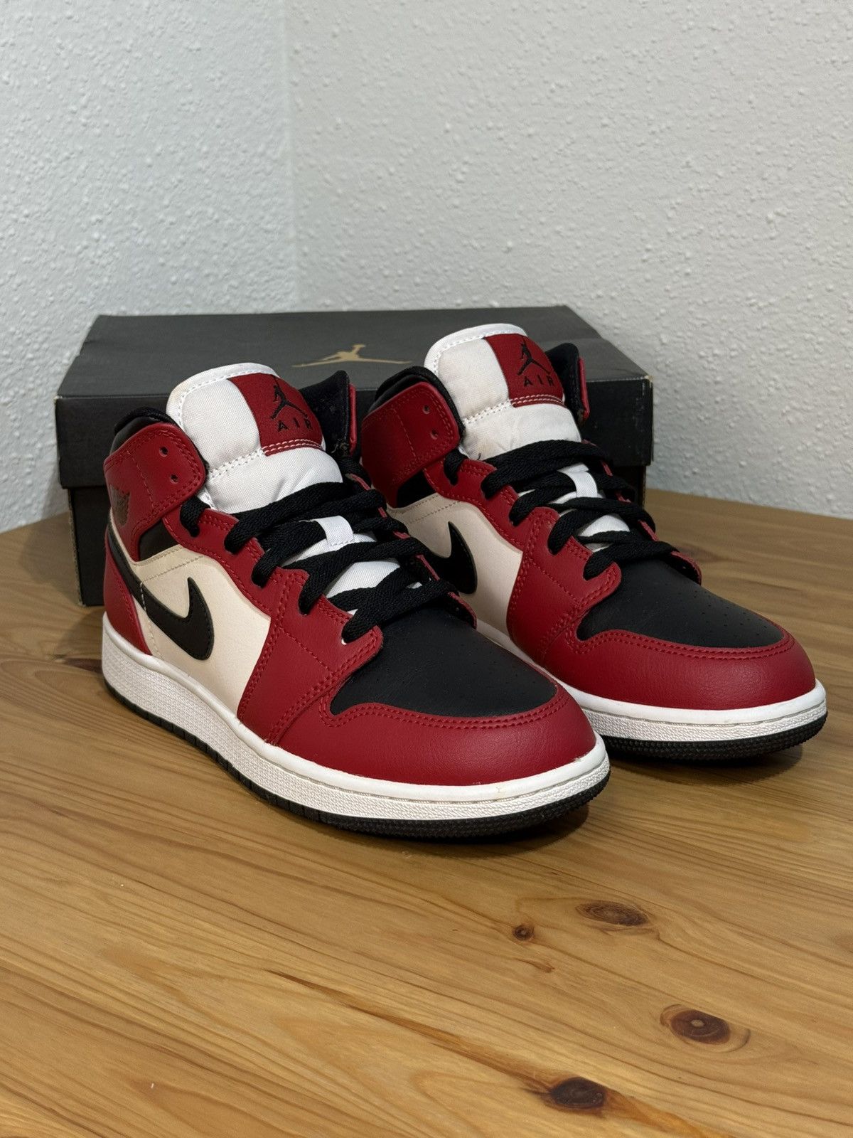 Nike Air Jordan Mid Chicago Black Toe size 5Y Women's