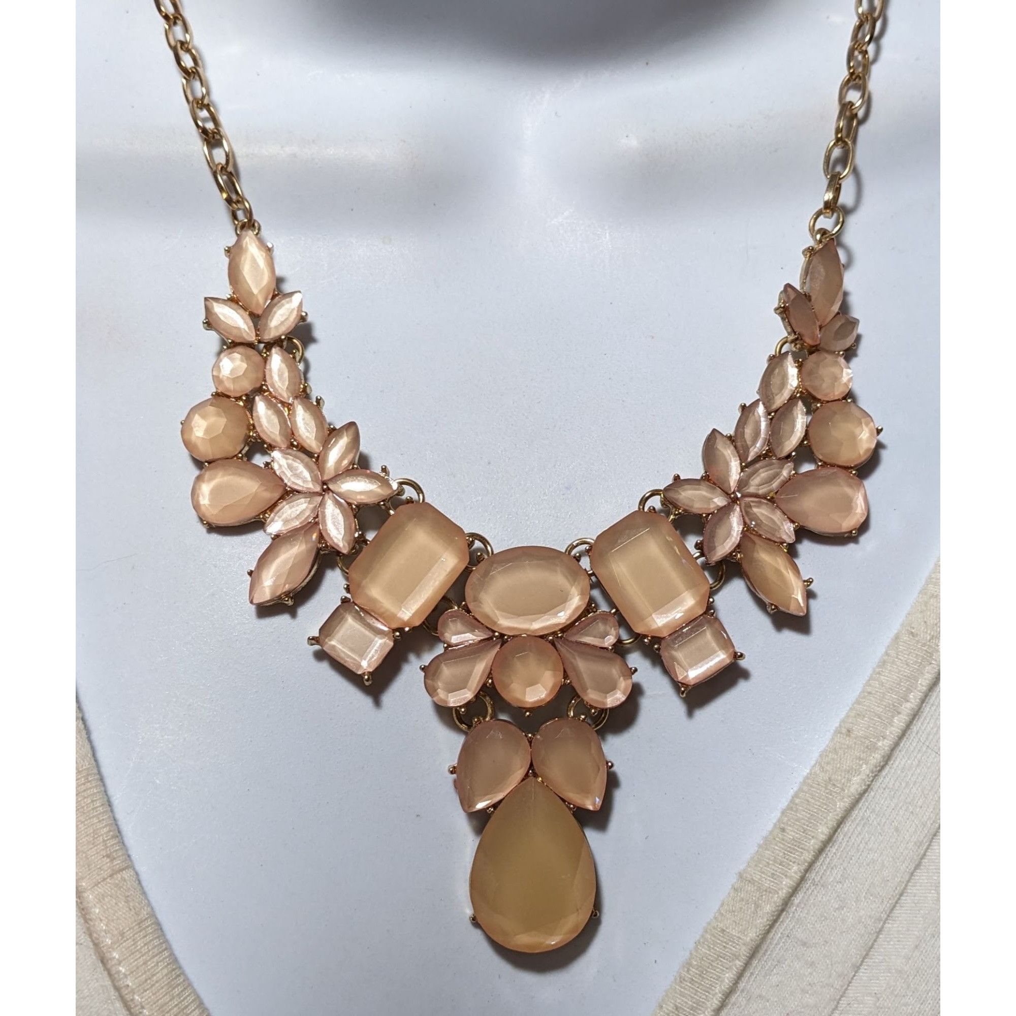 Other Peach Gemmed Charming Charlie Floral Statement Necklace Size ONE SIZE - 5 Thumbnail