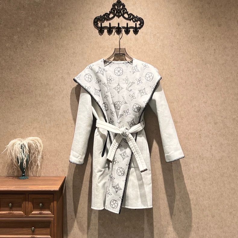 Louis Vuitton Louis Vuitton Light grey big presbyopia reversible coat Size 4XL / US 24-26 - 1 Thumbnail
