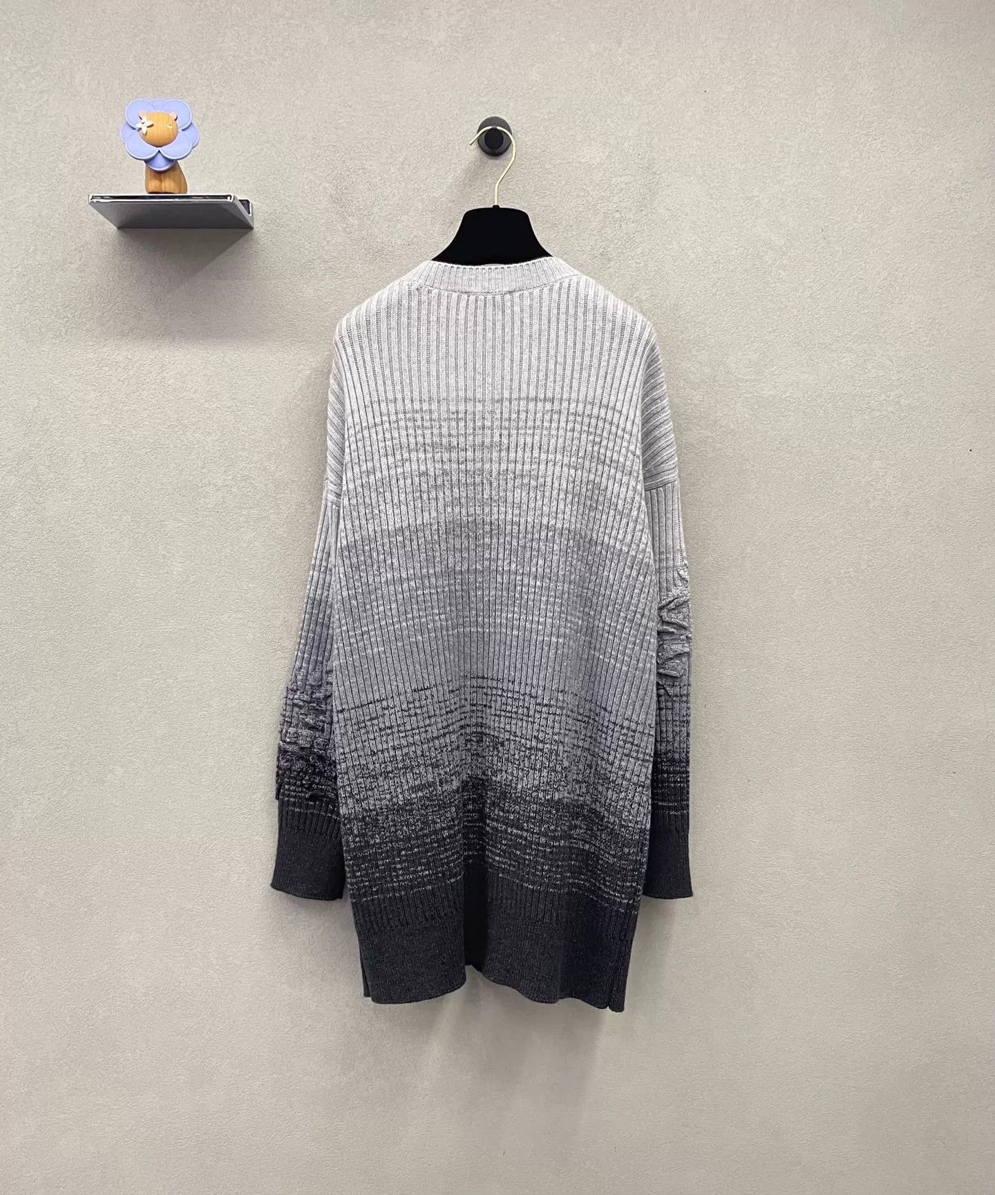 Chanel Chanel ombre gray 3D floral cardigan 40 Size M / US 6-8 / IT 42-44 - 2 Thumbnail
