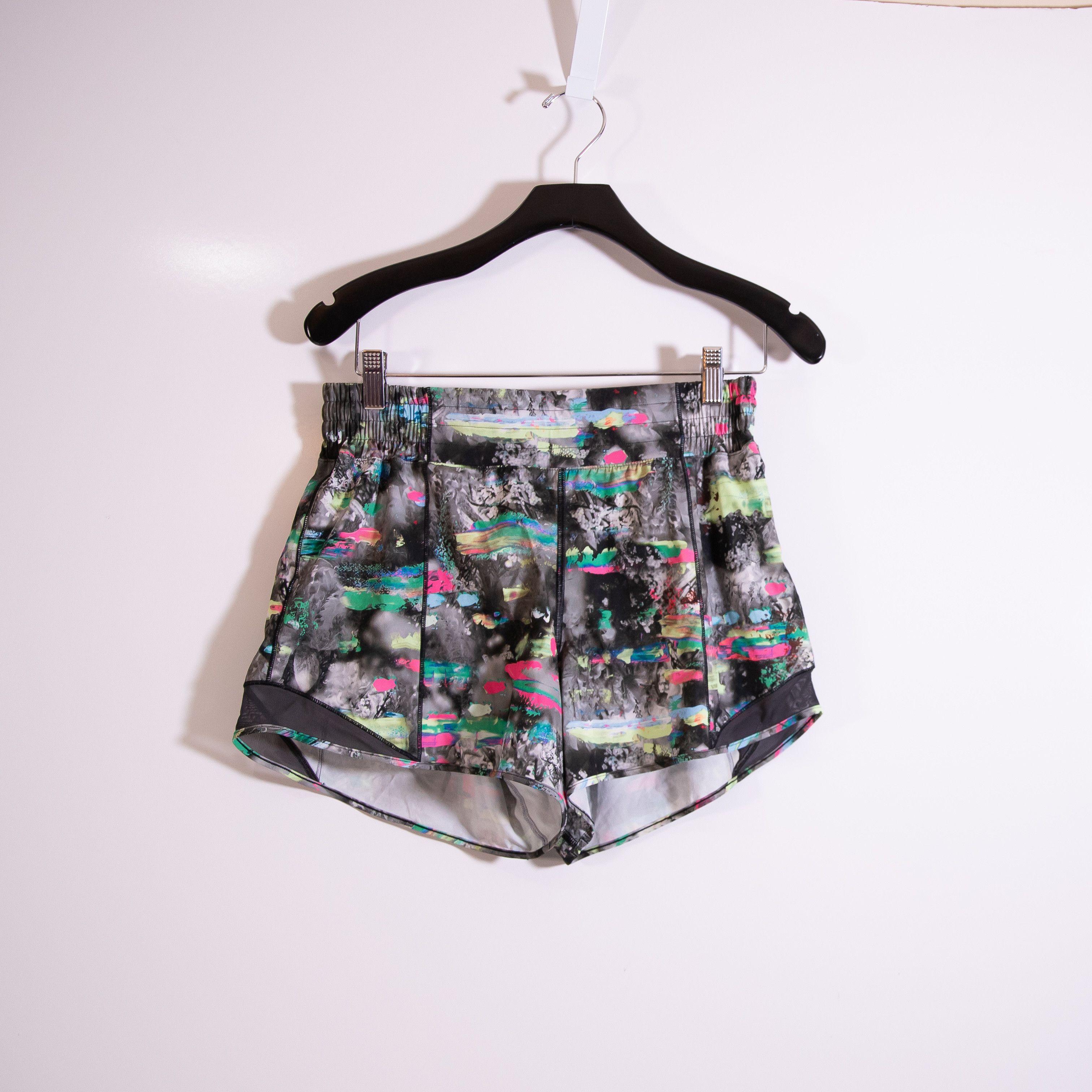 Lululemon Lululemon Hotty Hot Low-Rise Lined Short 4" Size 30" / US 8 / IT 44 - 1 Thumbnail