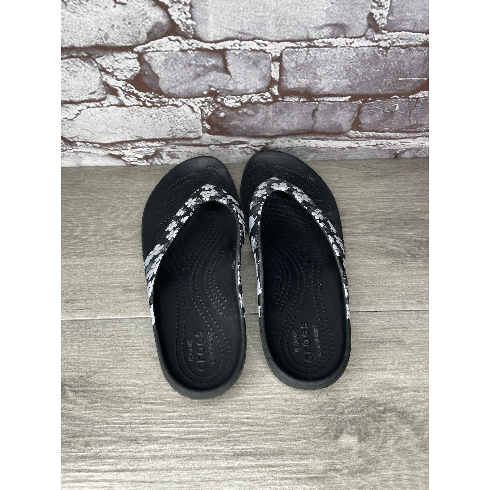 Crocs Crocs Kaydee II Gray Floral Seasonal Thong FlipFlops Sandals Size US 7 / IT 37 - 5 Thumbnail