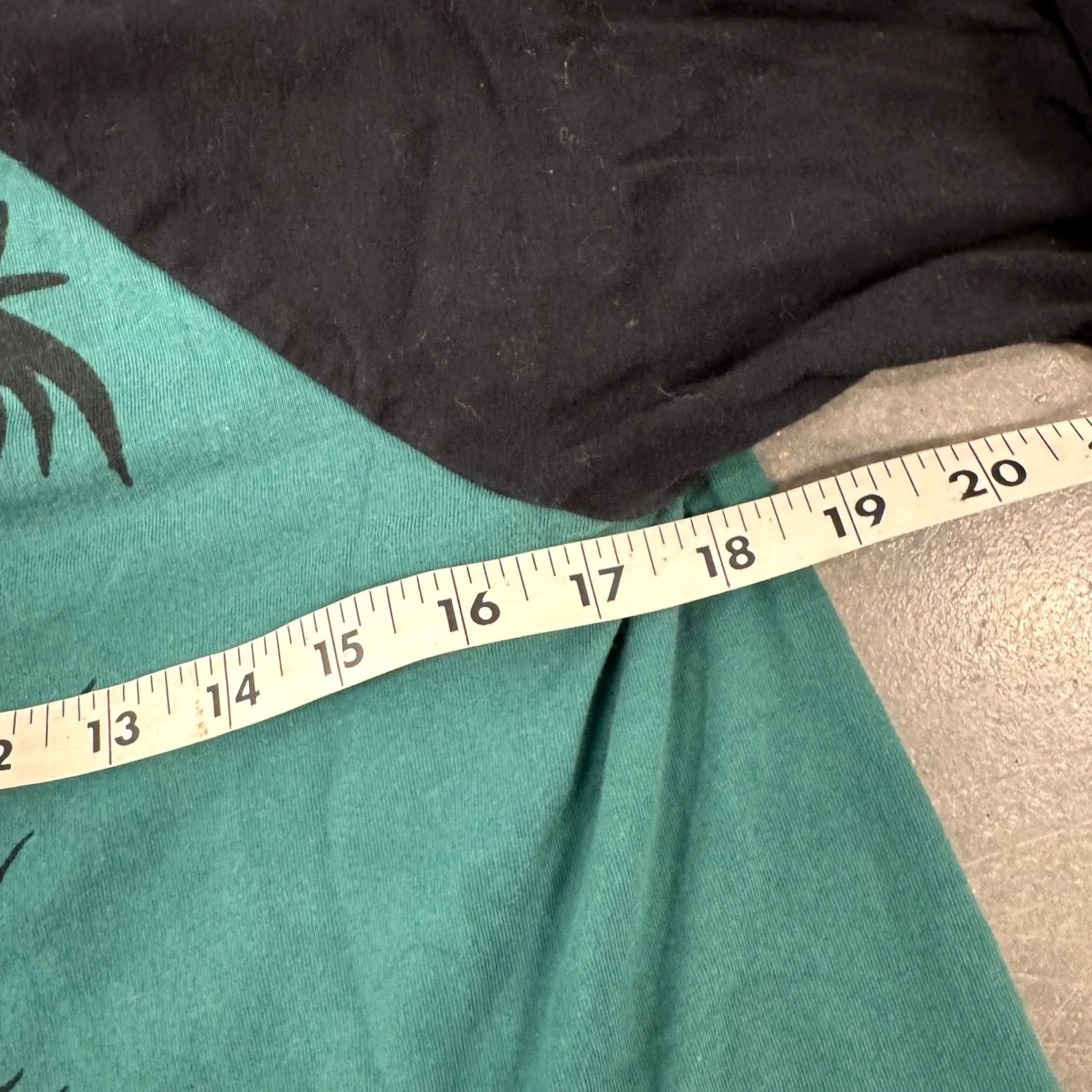 Volcom VINTAGE Volcom Skull Crossbones Longsleeve Crop Top XL Women Black Green T-Shirt 90s 00s Mens Womens Boys Girls Size XL / US 12-14 / IT 48-50 - 4 Thumbnail