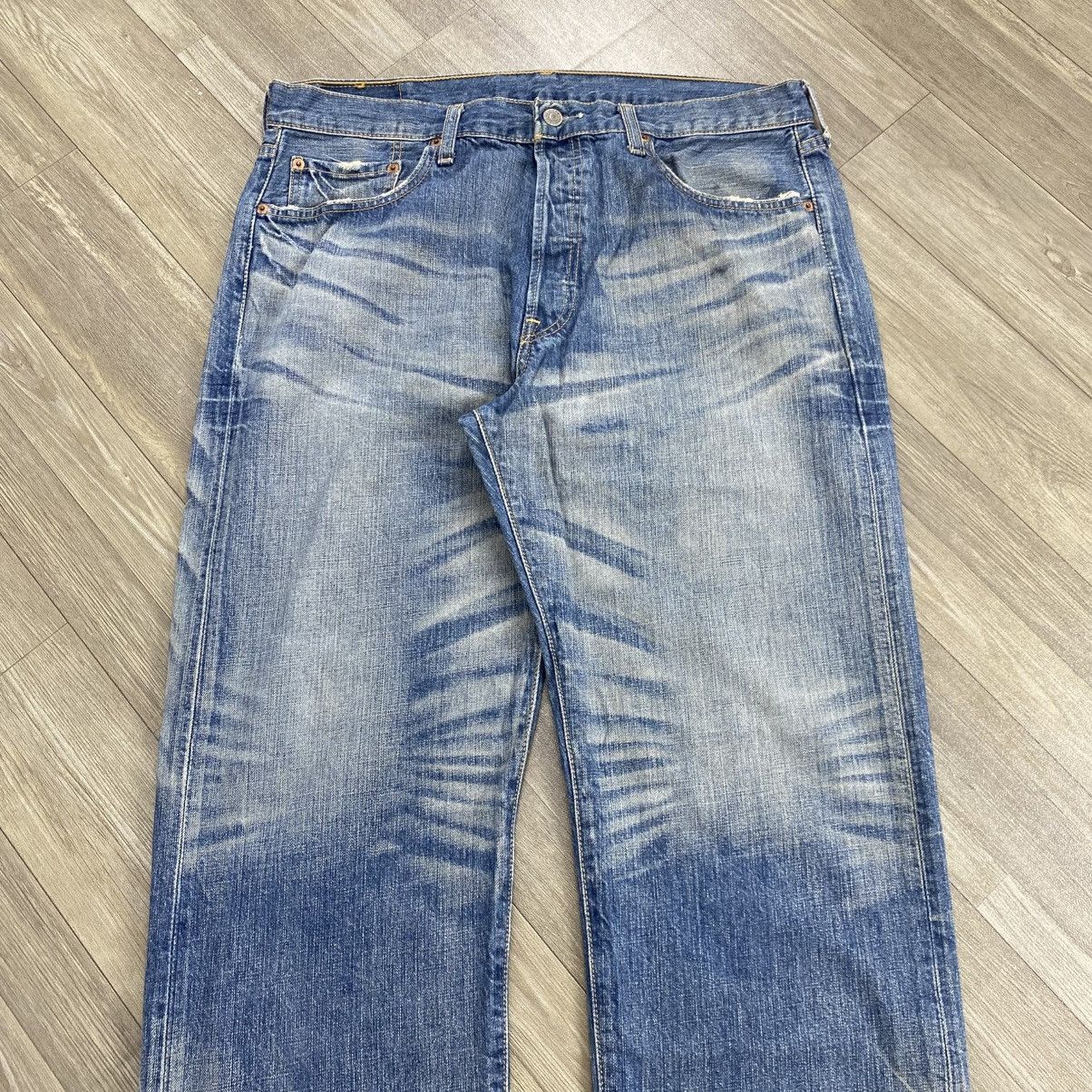Levi's Vintage Clothing 1990s Vintage Levis 501 36x32 Distressed Faded Blue Jeans Size US 36 / EU 52 - 2 Thumbnail
