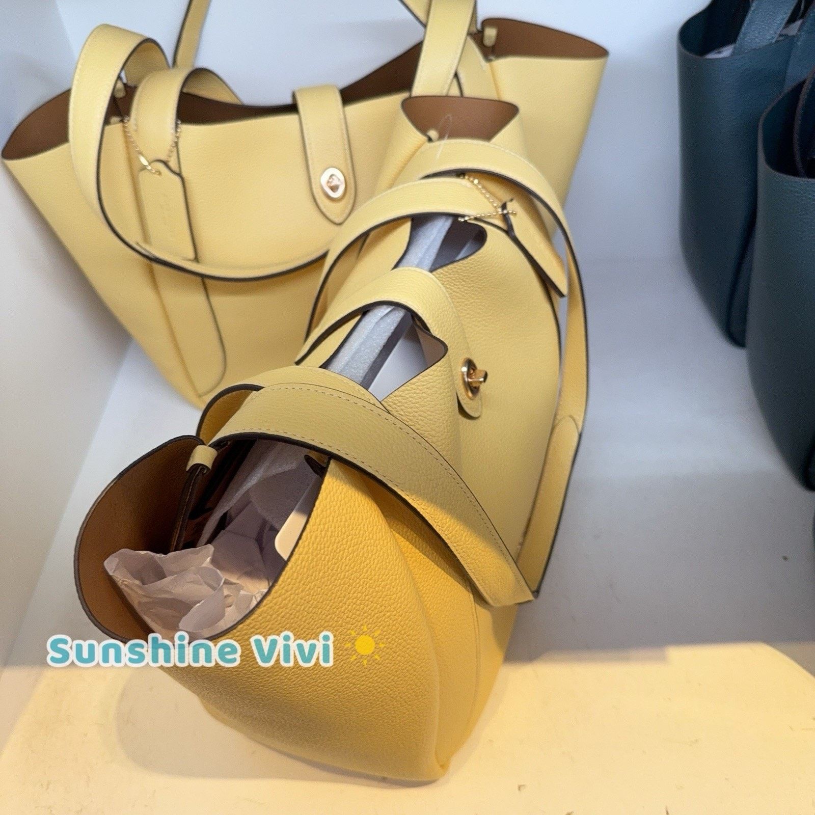 Coach NWT COACH Hadley Turnlock Tote Bag Leather CAL17 Gold/Yellow Size ONE SIZE - 7 Thumbnail