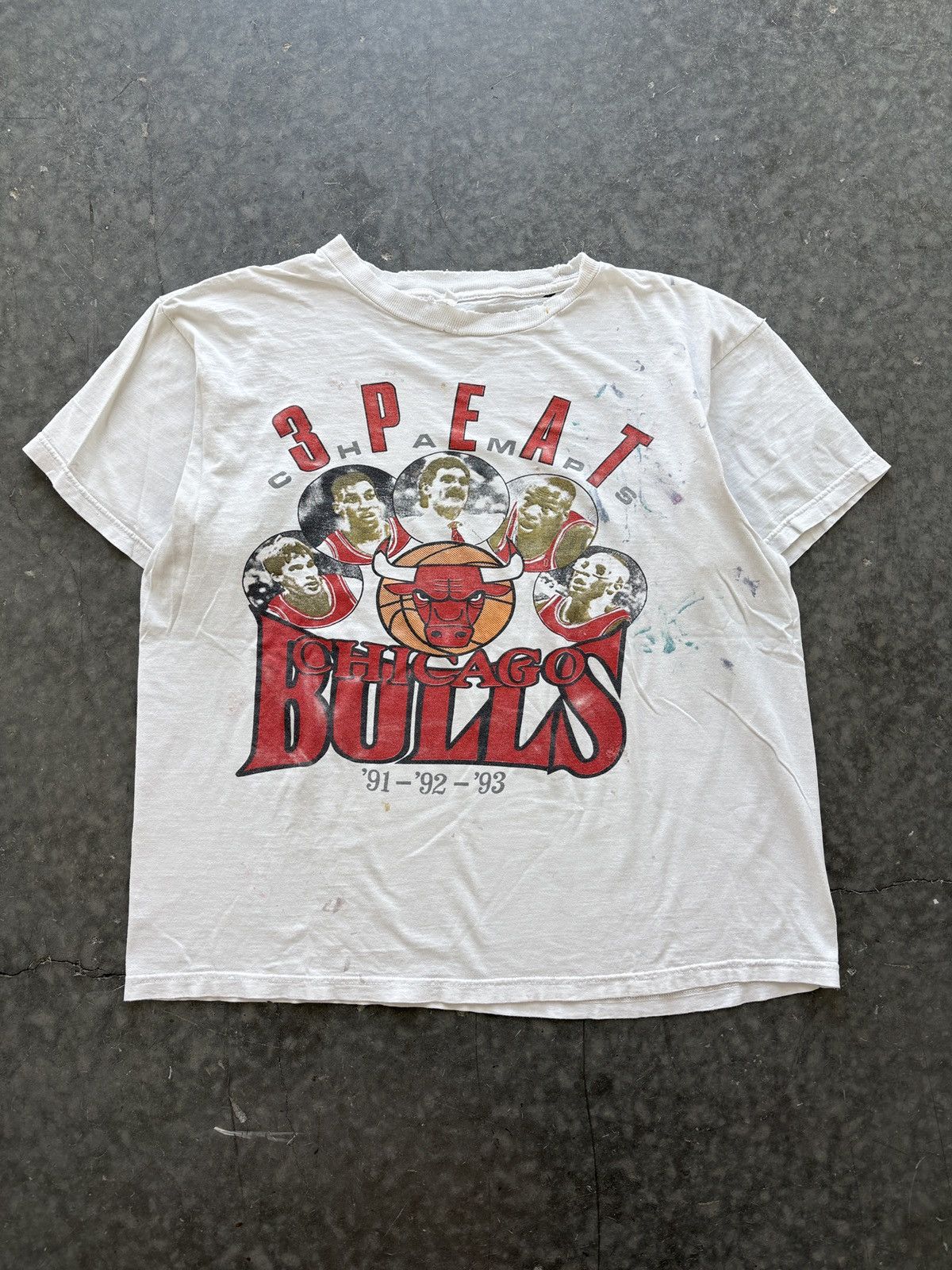 Vintage Vintage 90s Chicago Bulls Rap Tee 3 Peat Thrashed Boxy Fit Size US L / EU 52-54 / 3 - 1 Thumbnail