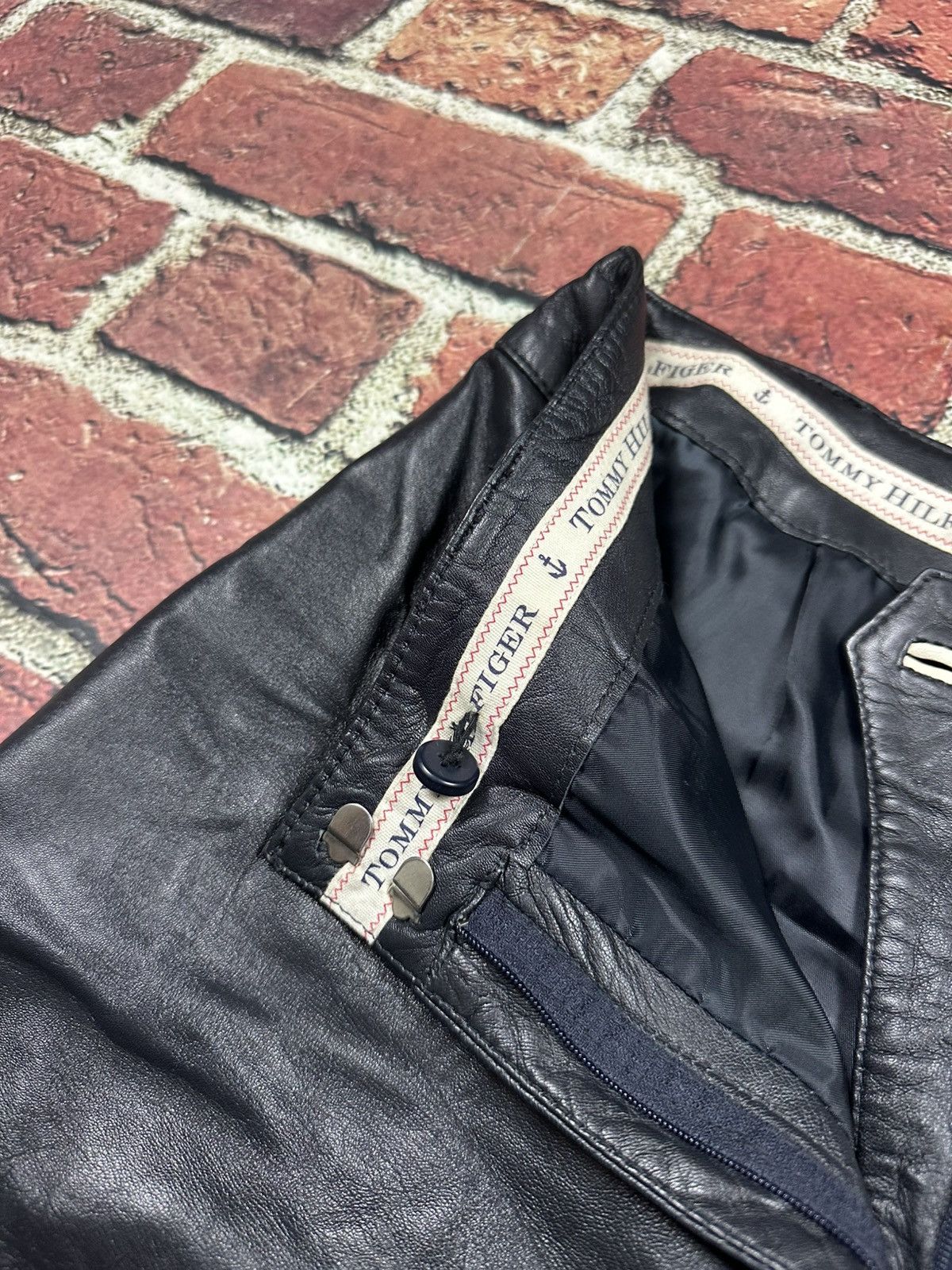 Tommy Hilfiger Vintage Tommy Hilfiger Leather Pants Motorcycle Y2K 33x32 Size 34" / US 12 / IT 48 - 9 Thumbnail