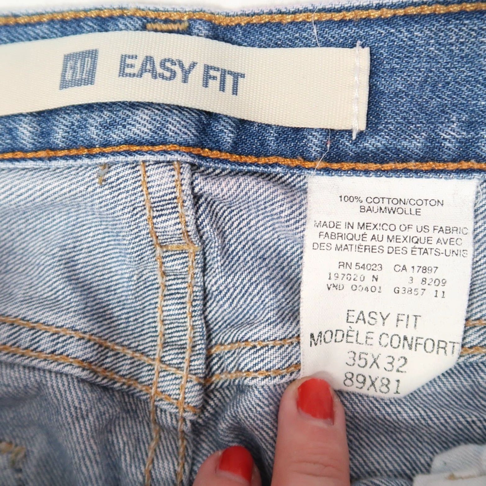 Gap VINTAGE Gap Jeans Mens 35X32 Easy Fit Straight Leg Blue Denim 90s Lightweight Cotton Jeans Size US 35 - 4 Thumbnail