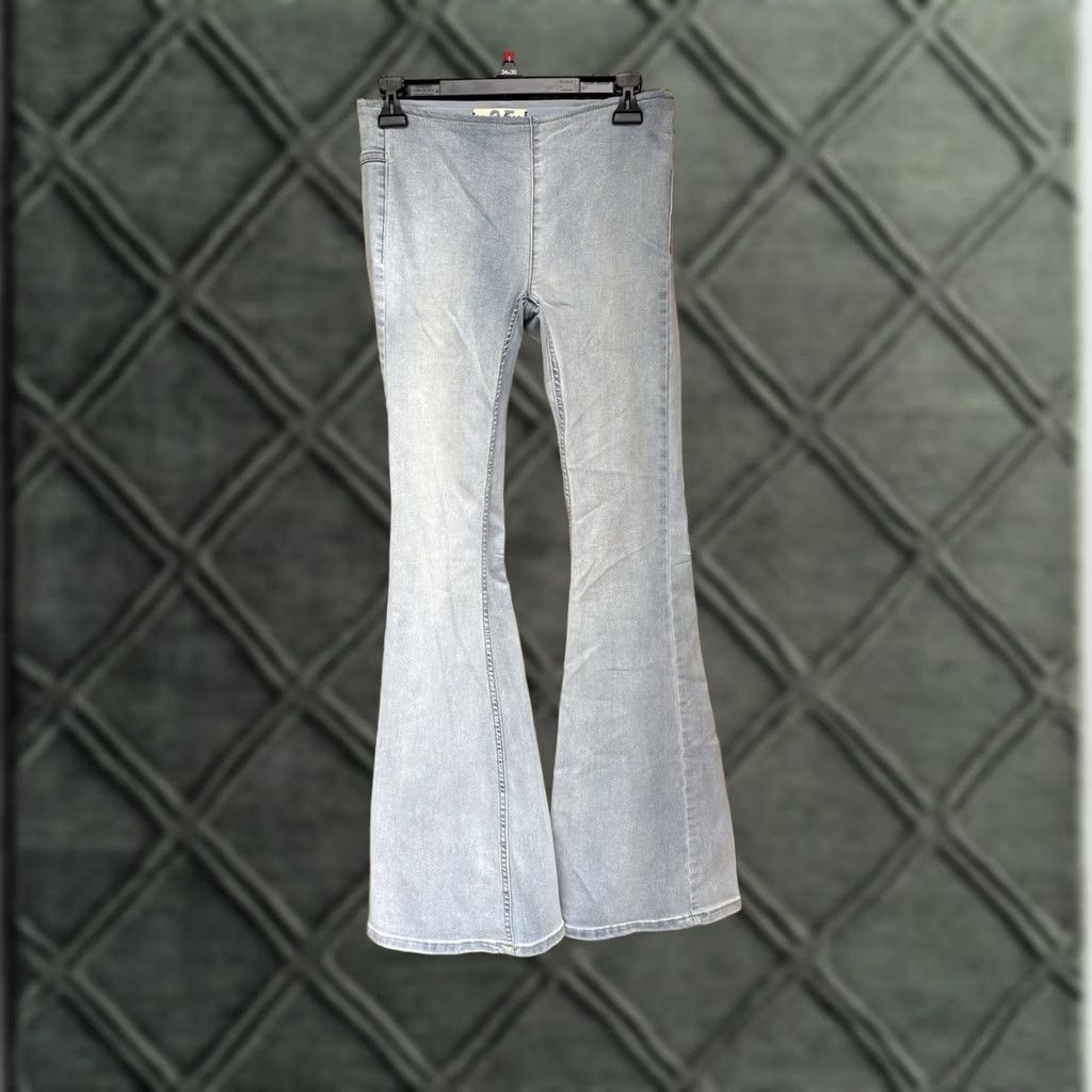 Vintage VINTAGE We The Free Jeans Bell Bottom Flare Low Rise Light Wash 25 Blue Denim Casual Womens Size 42" / US 20 - 1 Thumbnail