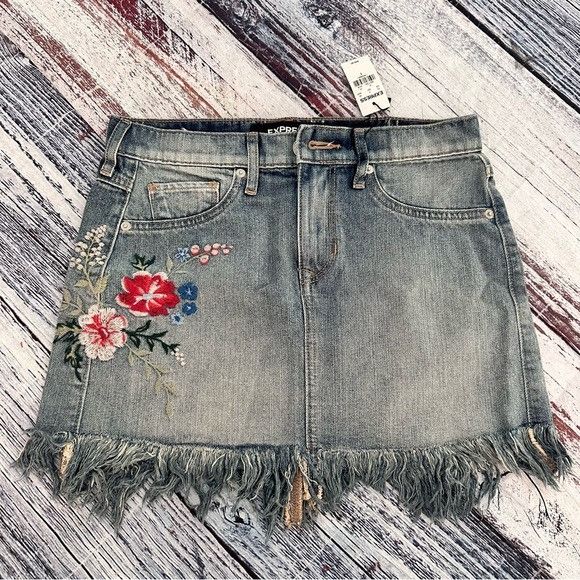 Express NWT Express Floral Embroidered Denim Mini Skirt $59 Size 25" / US 0 / IT 36 - 2 Thumbnail