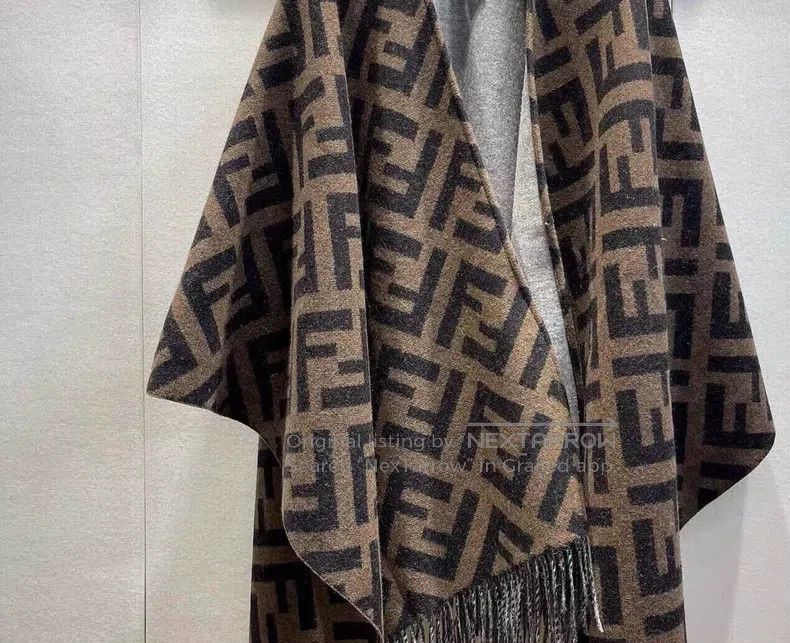 Fendi Fendi size 140*145 cm Double-Sided Cashmere Logo Cloak/Shaw Size ONE SIZE - 3 Thumbnail