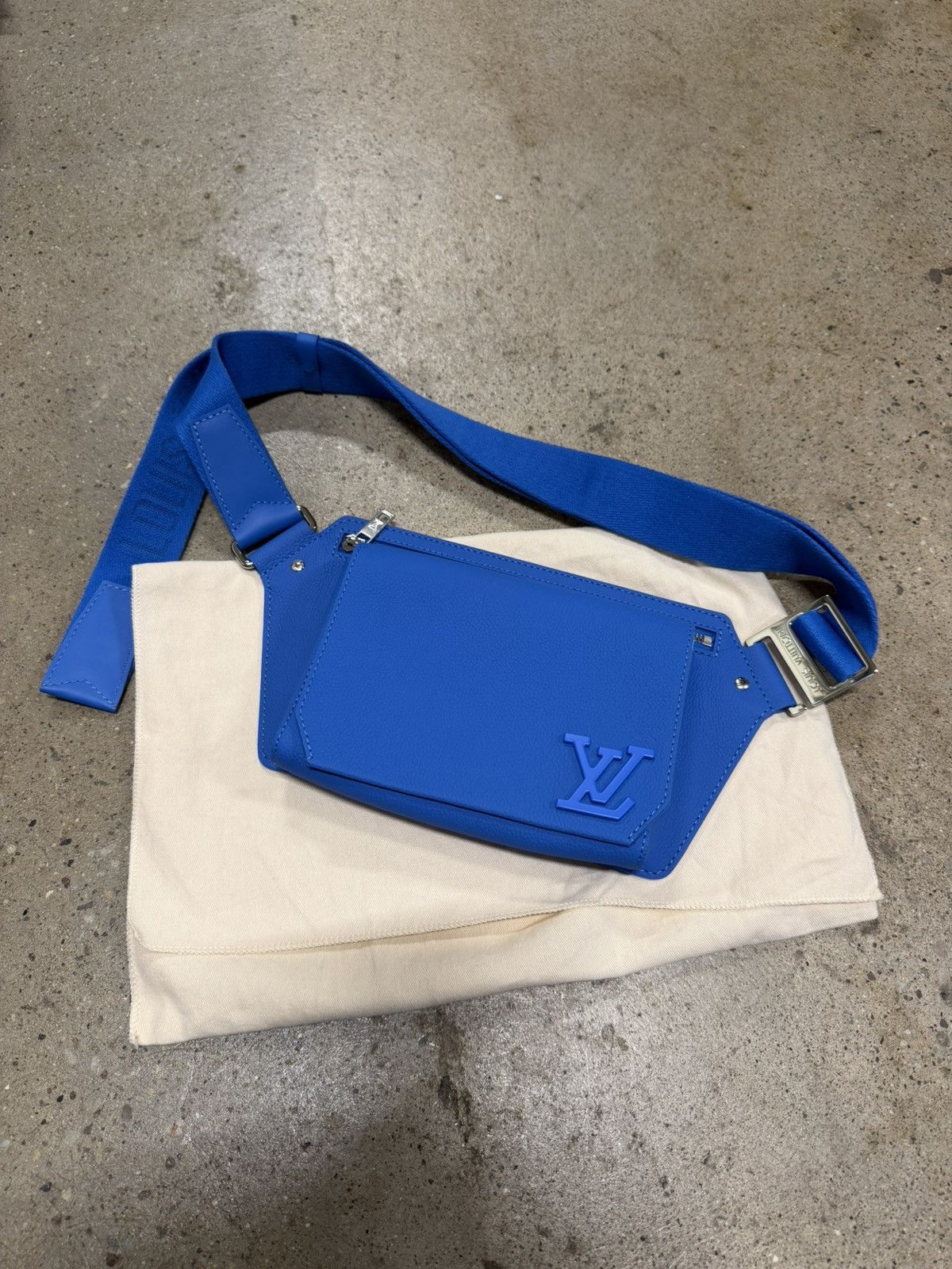 Louis Vuitton Louis Vuitton Takeoff Sling Bag 2500$ Size ONE SIZE - 1 Thumbnail