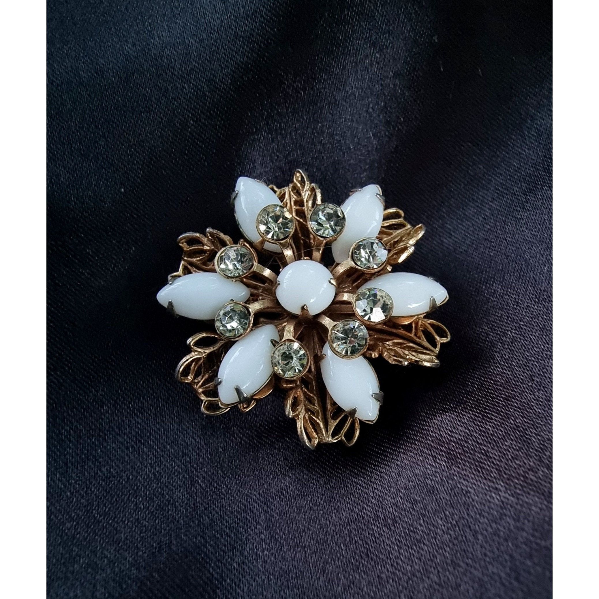 Other Rare Find Vintage Floral Flower White Brooch White Glass Mil Size ONE SIZE - 2 Thumbnail