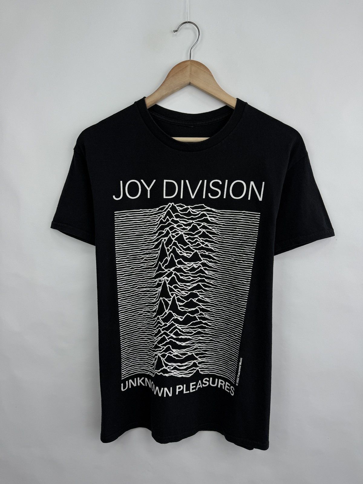 Band Tees × Joy Division × Vintage 🇬🇧 Joy Division Unknown Pleasures 2022 Fractured Music Tee Size US M / EU 48-50 / 2 - 3 Thumbnail