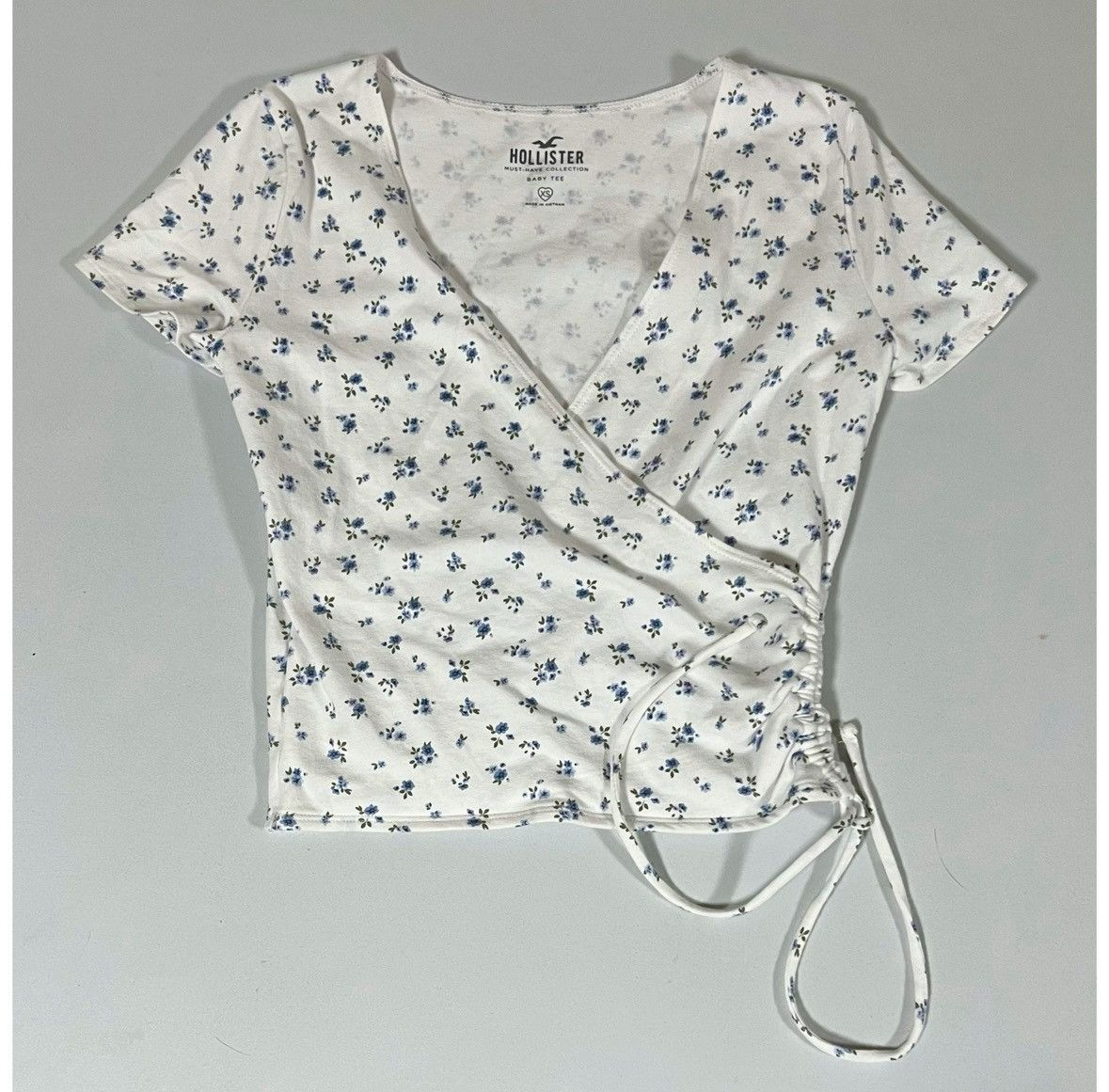 Hollister White Floral Wrap Ruched Baby Tee Shirt Top Blouse Size XS🩵✨ Size XS / US 0-2 / IT 36-38 - 2 Thumbnail