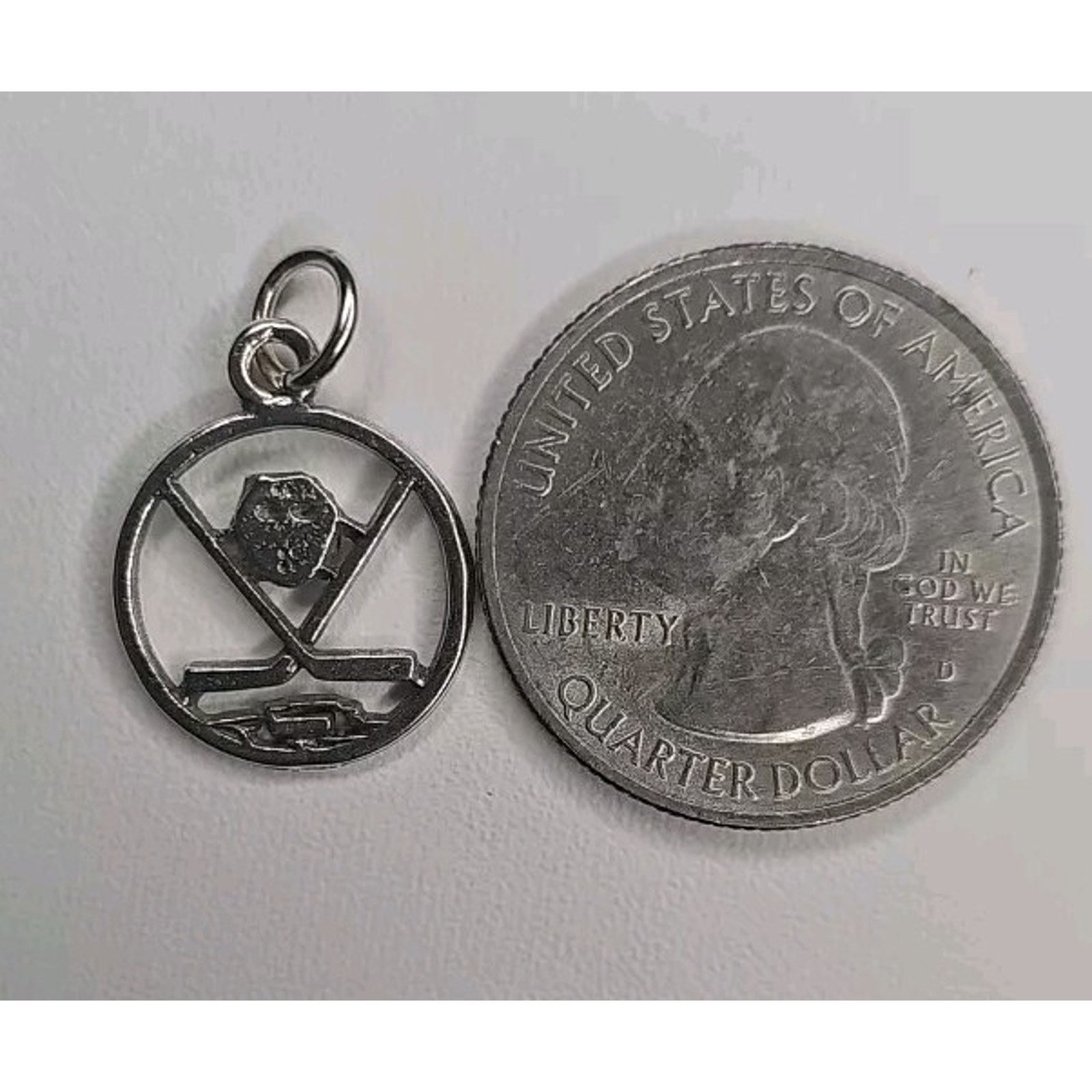 Other 925 Sterling Silver Circle Hockey Mask Sticks Puck Charm Size ONE SIZE - 2 Thumbnail