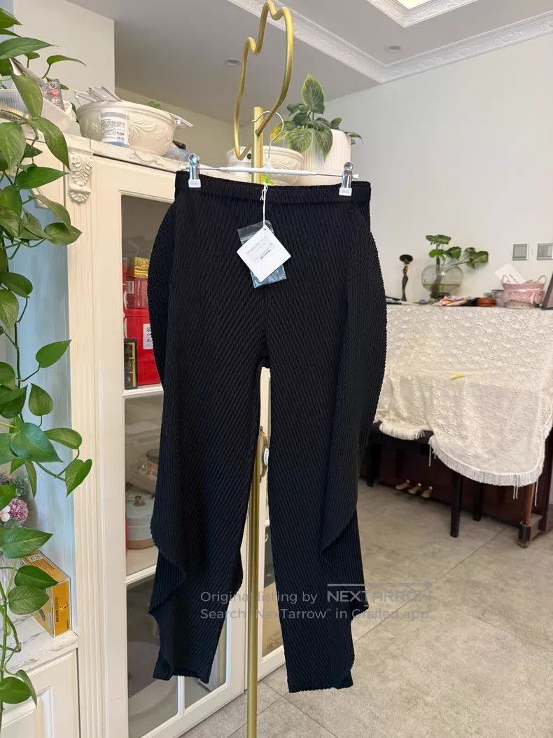 Issey Miyake Issey Miyake Black Fish-scale Seaweed Pants Size 25" / US 0 / IT 36 - 1 Thumbnail