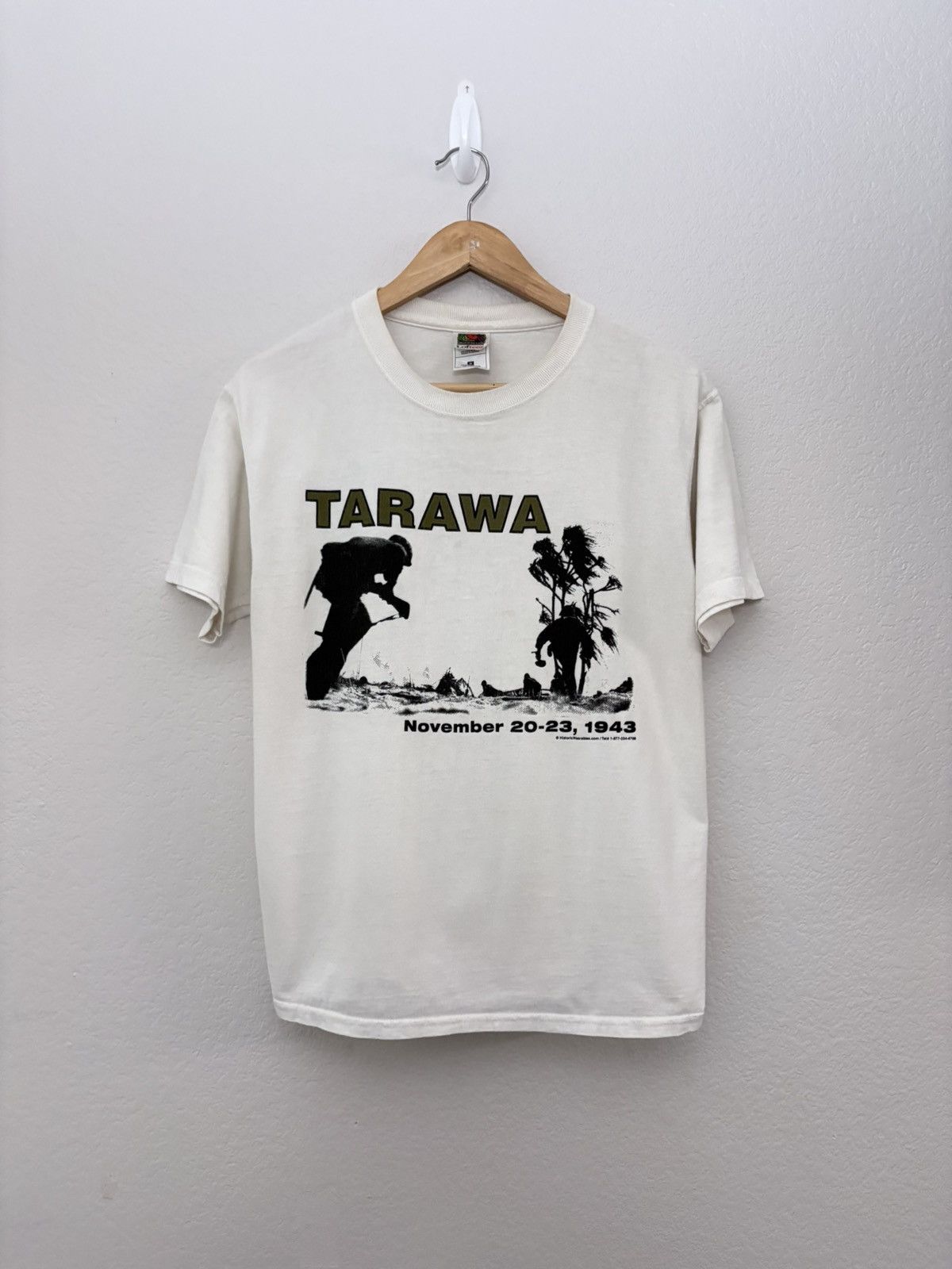 Vintage 90’s The Battle of Tarwa Vintage World War II Tee Shirt Size US M / EU 48-50 / 2 - 1 Thumbnail