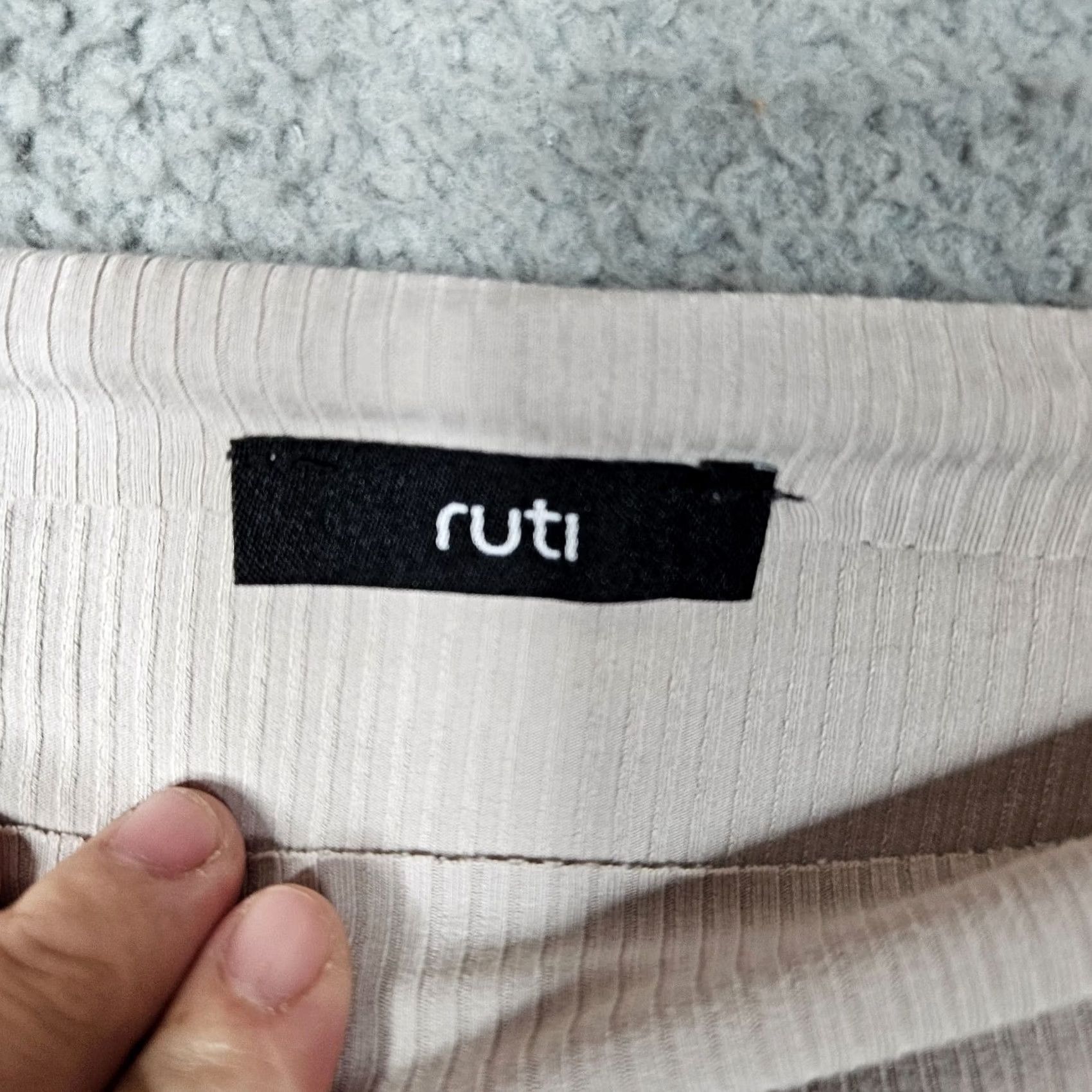 Vintage Ruti Top Shirt Women’s Ribbed Long Sleeve Boat Neck Size 4 Ivory Stains, Regular Fit, All Seasons, Casual, Travel, Adult Womens Size S / US 4 / IT 40 - 7 Thumbnail