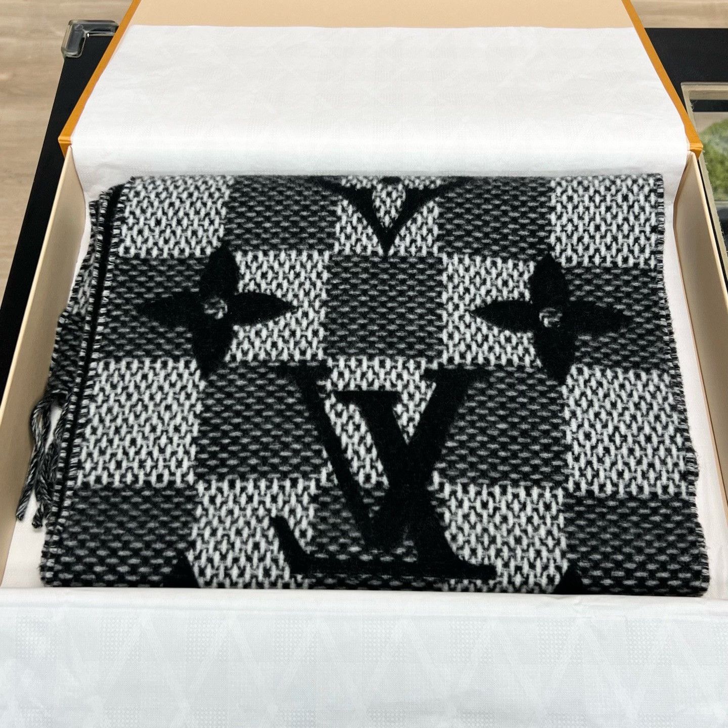 Louis Vuitton Louis Vuitton Black Scarf Designer Size ONE SIZE - 1 Thumbnail