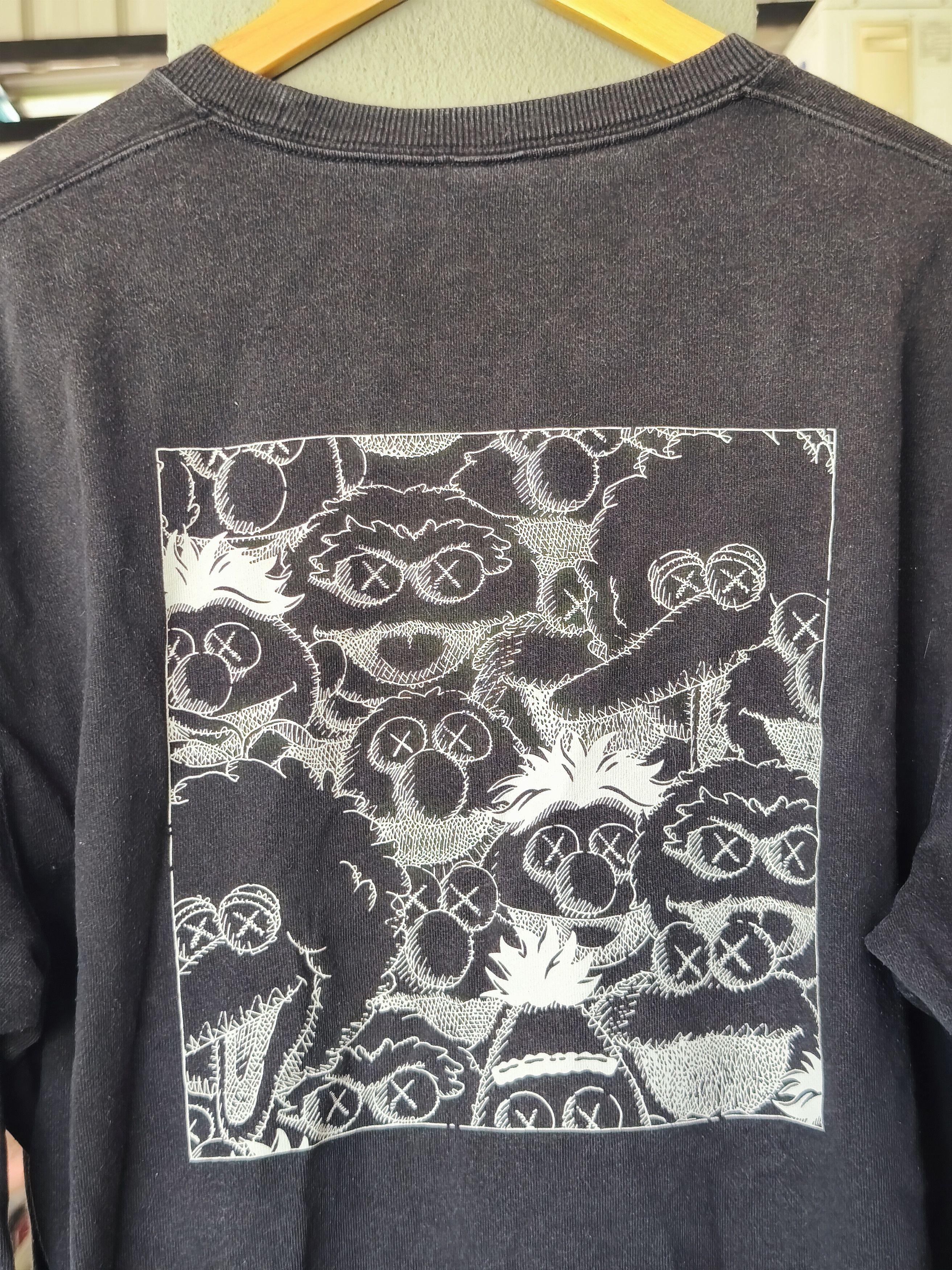 Kaws × Uniqlo UT x KAWS black sweatshirt XL Size US XL / EU 56 / 4 - 8 Thumbnail