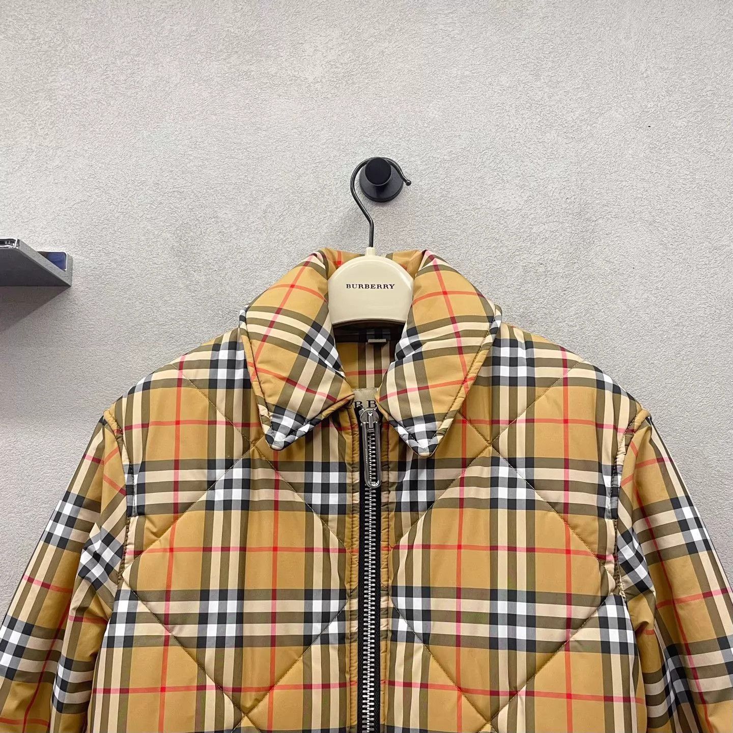 Burberry Burberry Classic Check Quilted Puffer Jacket 36 Non-Bulky Size XS / US 0-2 / IT 36-38 - 4 Thumbnail