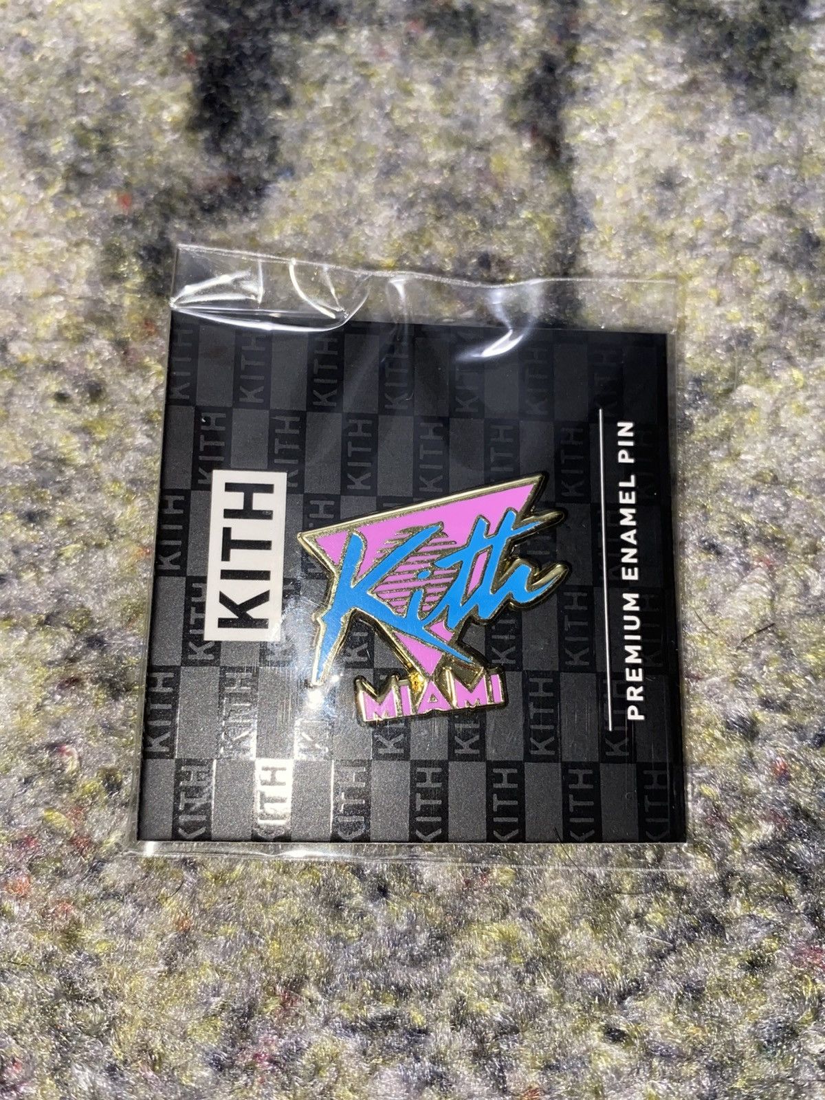 Kith Kith x Miami Logo Pin Size ONE SIZE - 2 Thumbnail