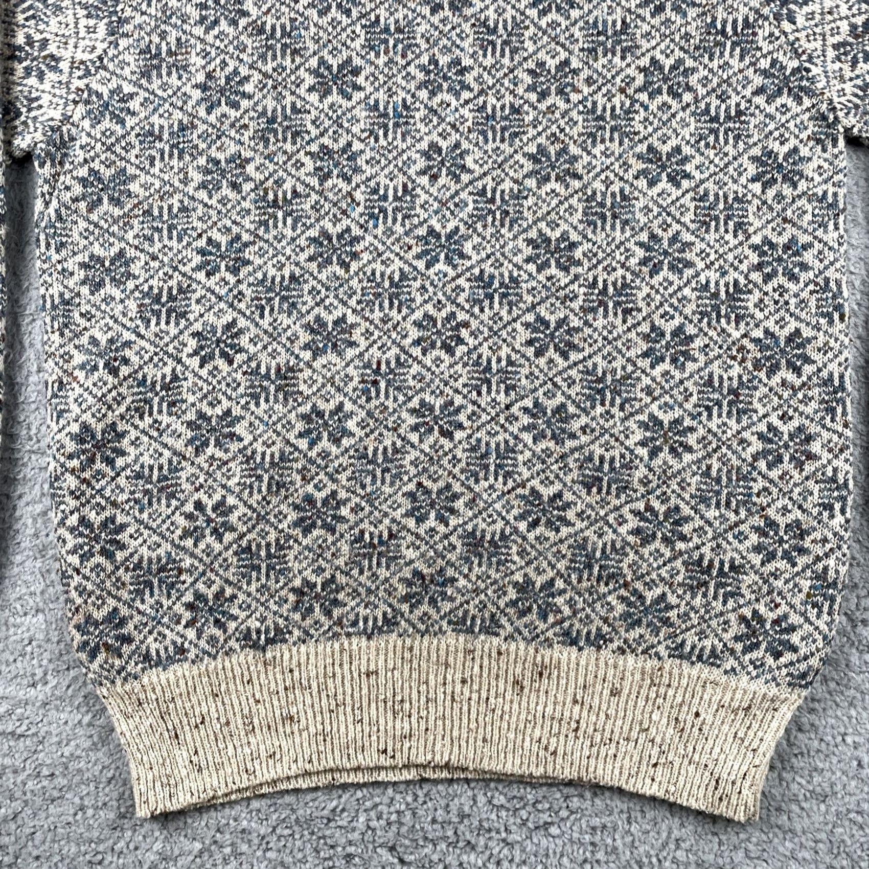 Vintage VINTAGE Niche Sweater Wool Acrylic Blend Snow Flake Tile Design White Large Crew Neck Mens Pullover Long Sleeve Modern Designer Knit Size US L / EU 52-54 / 3 - 4 Thumbnail