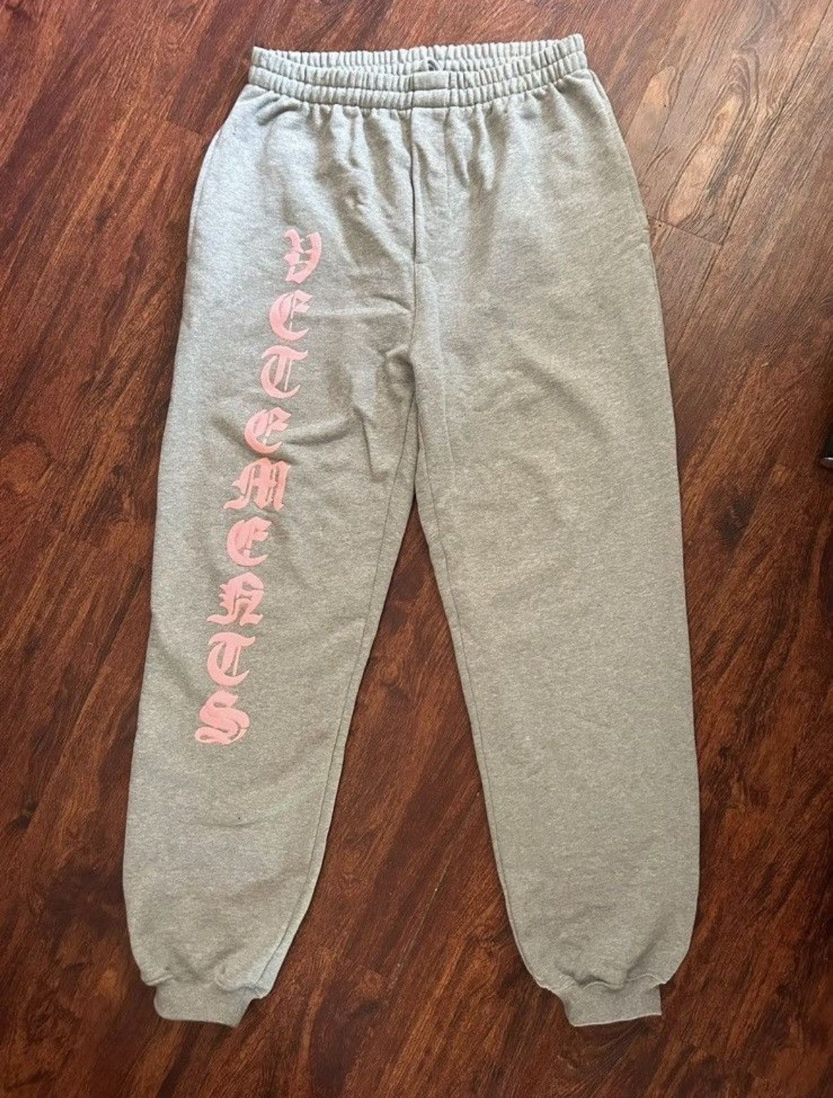 Vetements Vetements gothic letters sweatpants Size US 34 / EU 50 - 1 Thumbnail