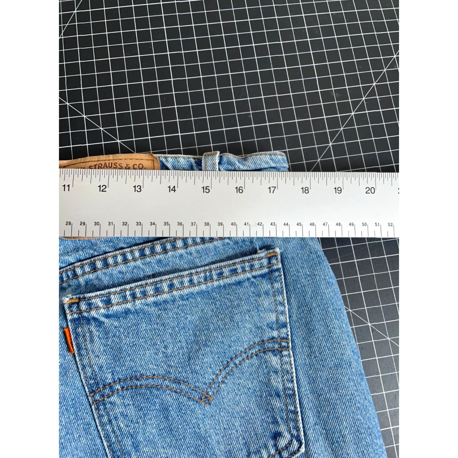 Levi's VINTAGE Levi's 90s Women's Relaxed Fit Tapered Leg Jeans 18W (35 x 30) Blue Orange Tab Classic Size 40" / US 18 - 5 Thumbnail