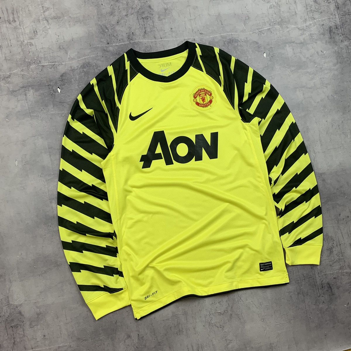 image of Vintage Manchester United Nike Goalkeeper Jersey 2010 in Yellow, Men's (Size Small)