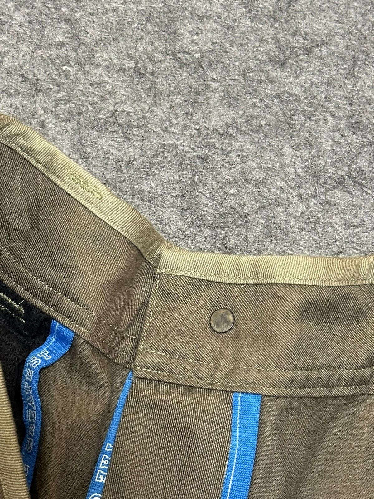 Adidas vintage Adidas cargo shorts with distinctive embroidered bee Size US 33 - 12 Thumbnail
