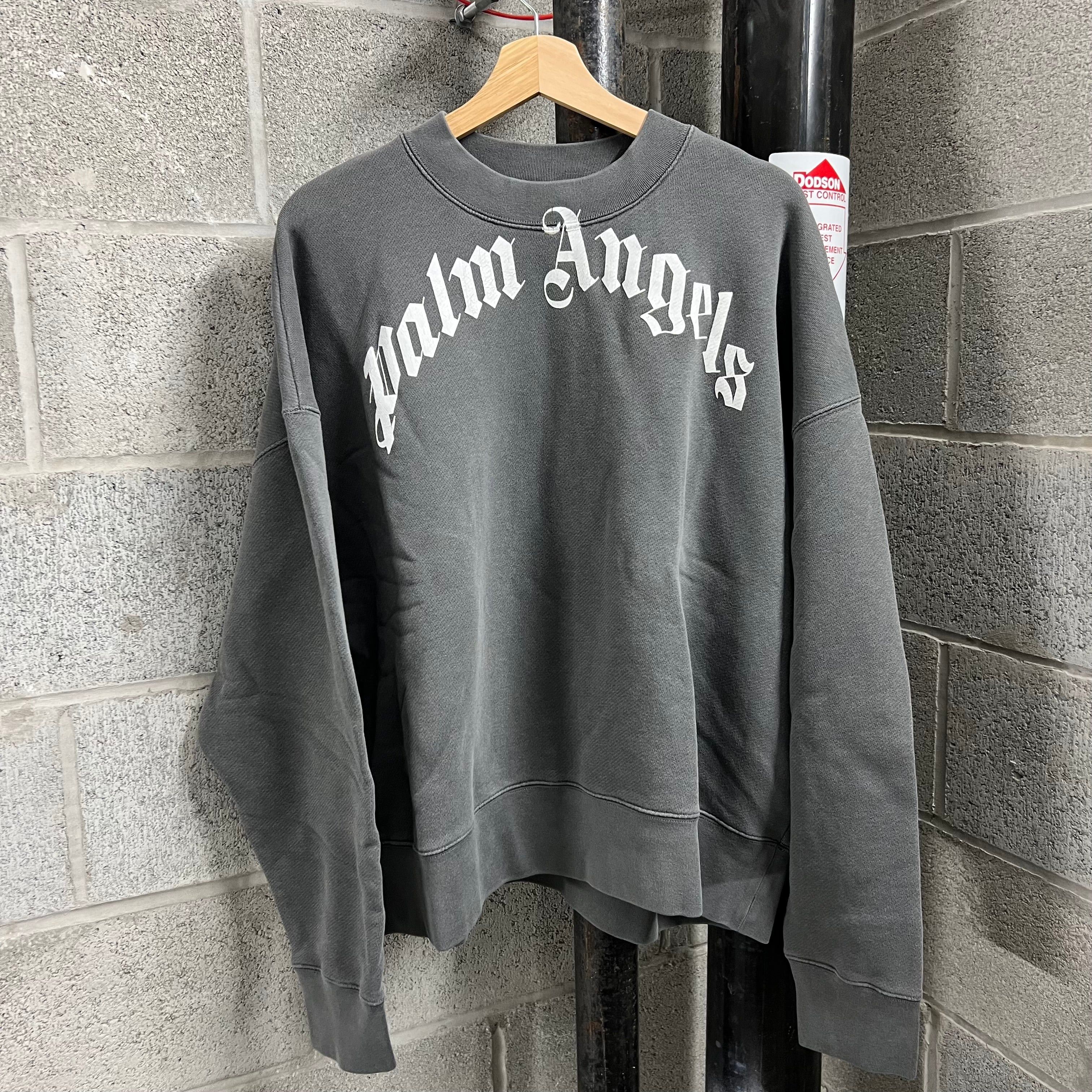 スウェット・トレーナー Palm Angels  The Palm GD Crewneck Sweater in Dark Grey Palm Angels Gd Curved Logo Crewneck Sweater Grey – Kicks Machine