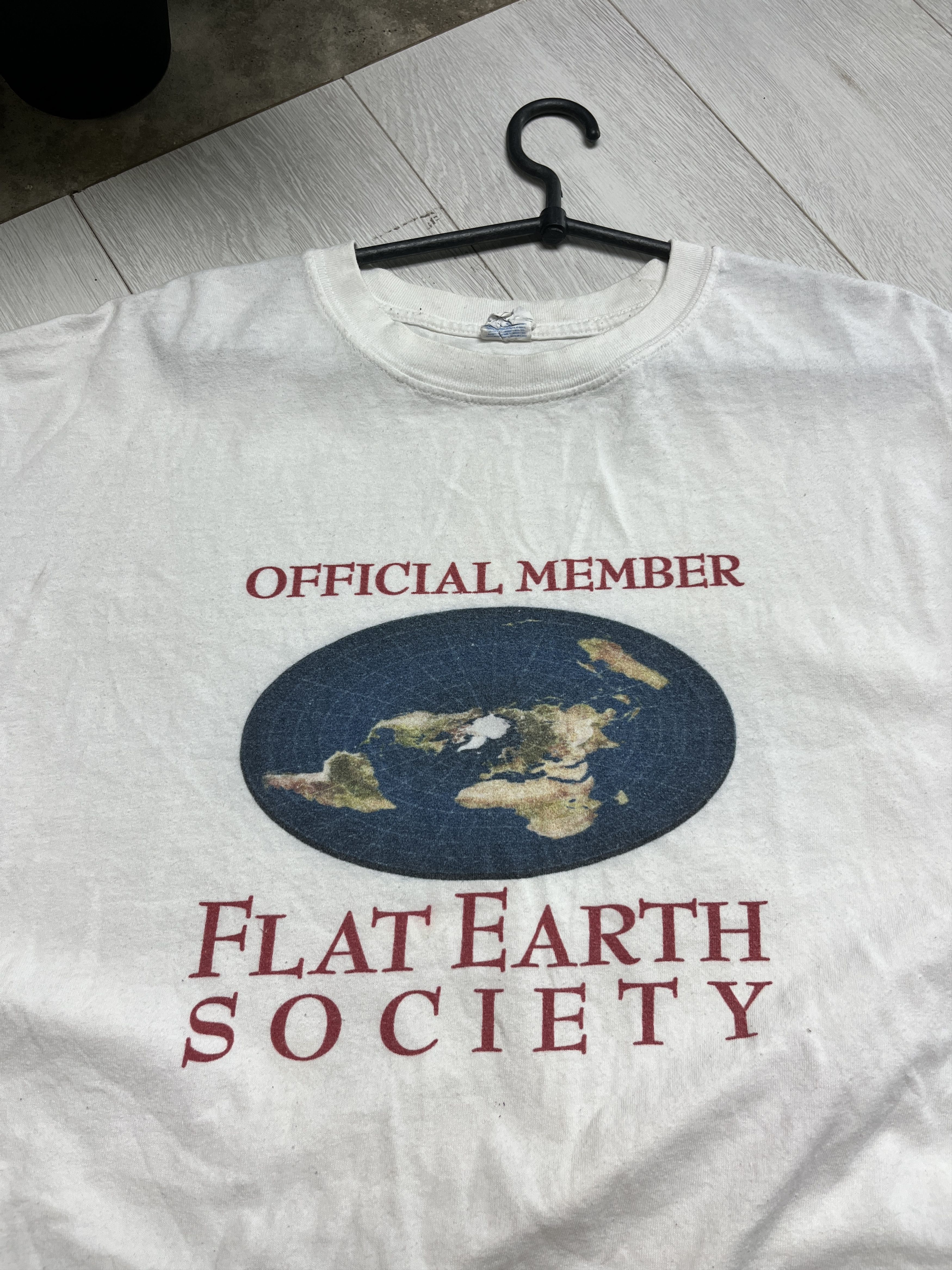 Other 2000s FLAT EARTH SOCIETY "OFFICIAL MEMBER" GRAPHIC TEE - 810 Size US L / EU 52-54 / 3 - 3 Thumbnail