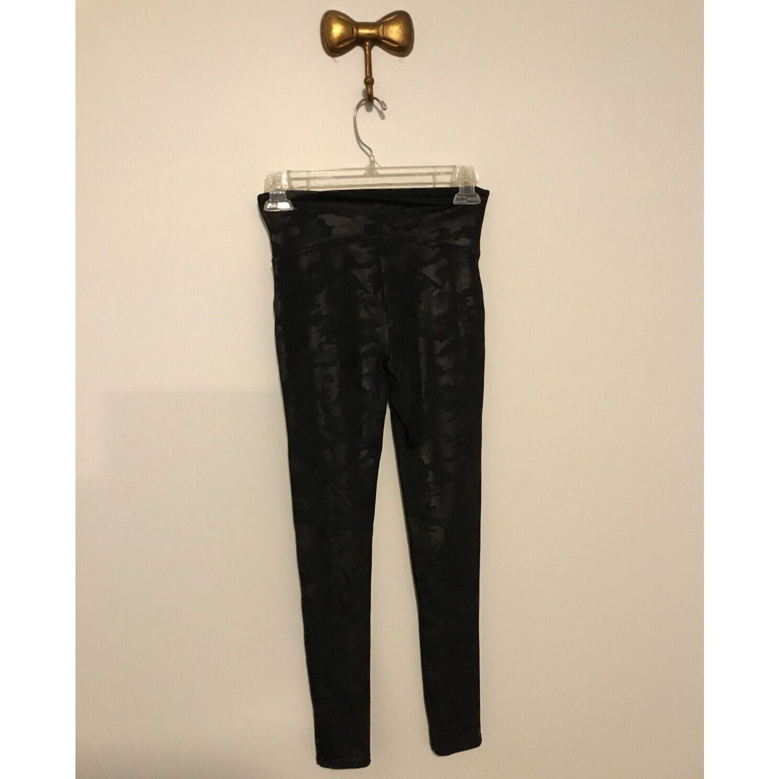 Spanx Spanx Faux Leather Camo Matte Black Leggings Size 27" / US 4 / IT 40 - 2 Thumbnail