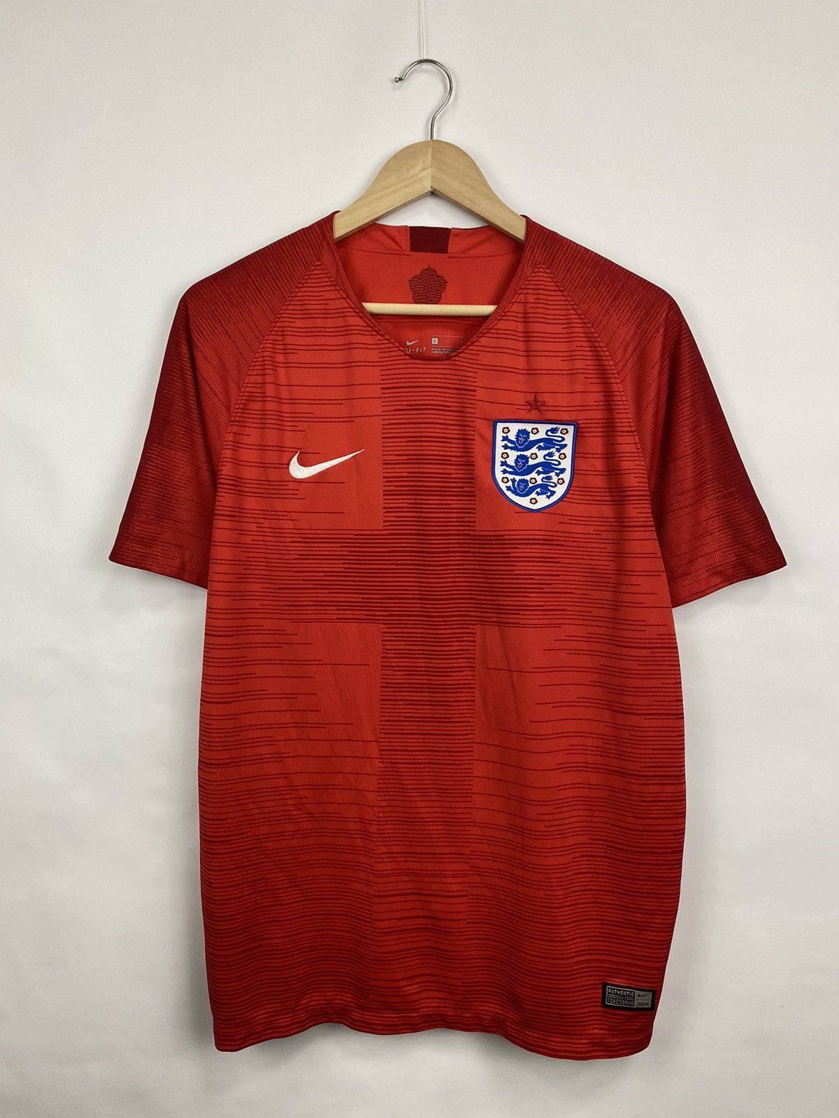 Nike 🏴󠁧󠁢󠁥󠁮󠁧󠁿 2018 Nike England Soccer Jersey T-Shirt Rare Retro Y2K Size US L / EU 52-54 / 3 - 2 Thumbnail