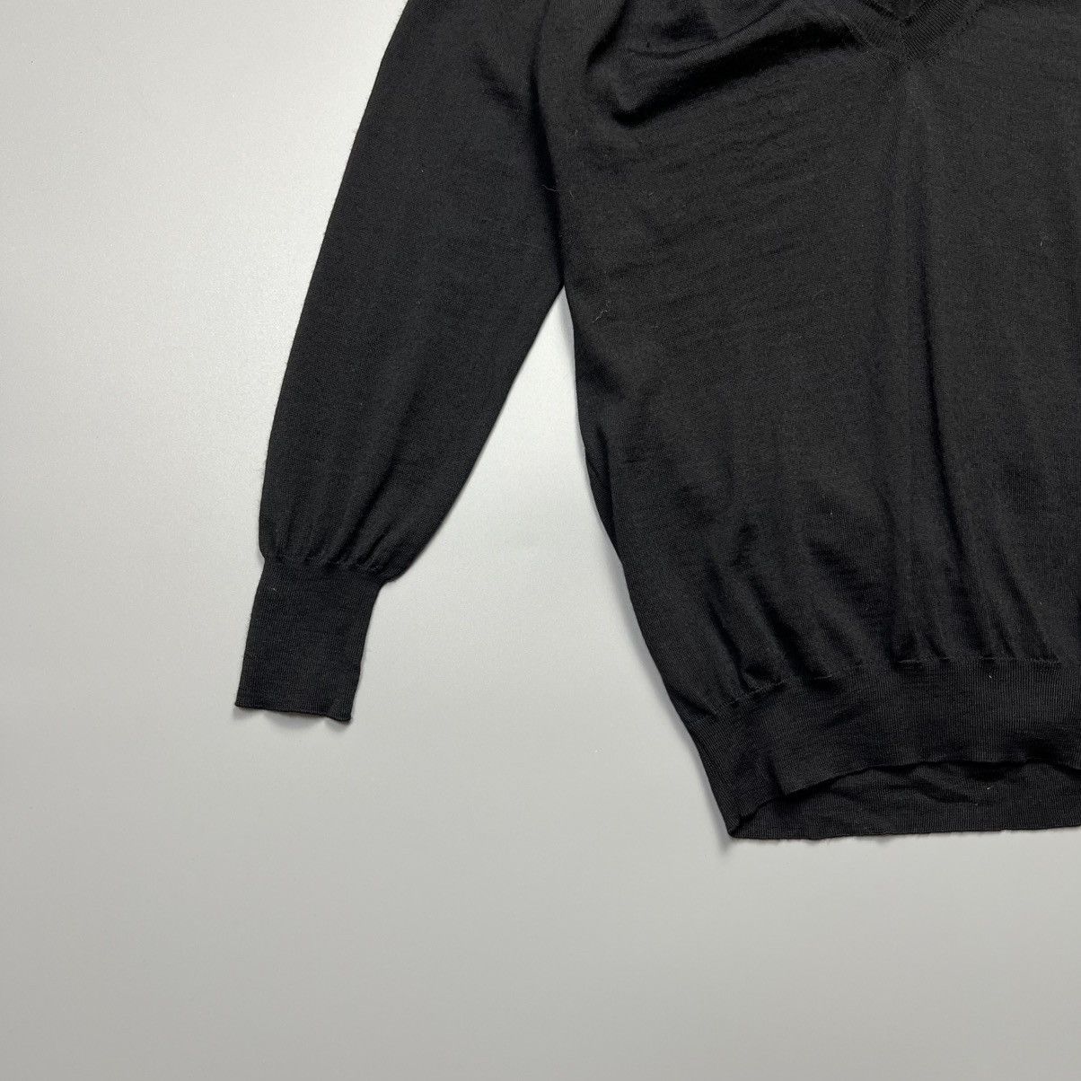 Louis Vuitton Louis Vuitton - LV Ribbon Brooch Wool - Sweatshirt Size M / US 6-8 / IT 42-44 - 4 Thumbnail