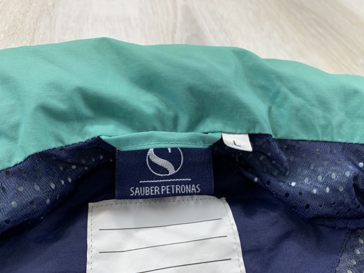 Red Bull Mens vintage jacket Sauber Petronas Red Bull Size L Size US L / EU 52-54 / 3 - 10 Thumbnail