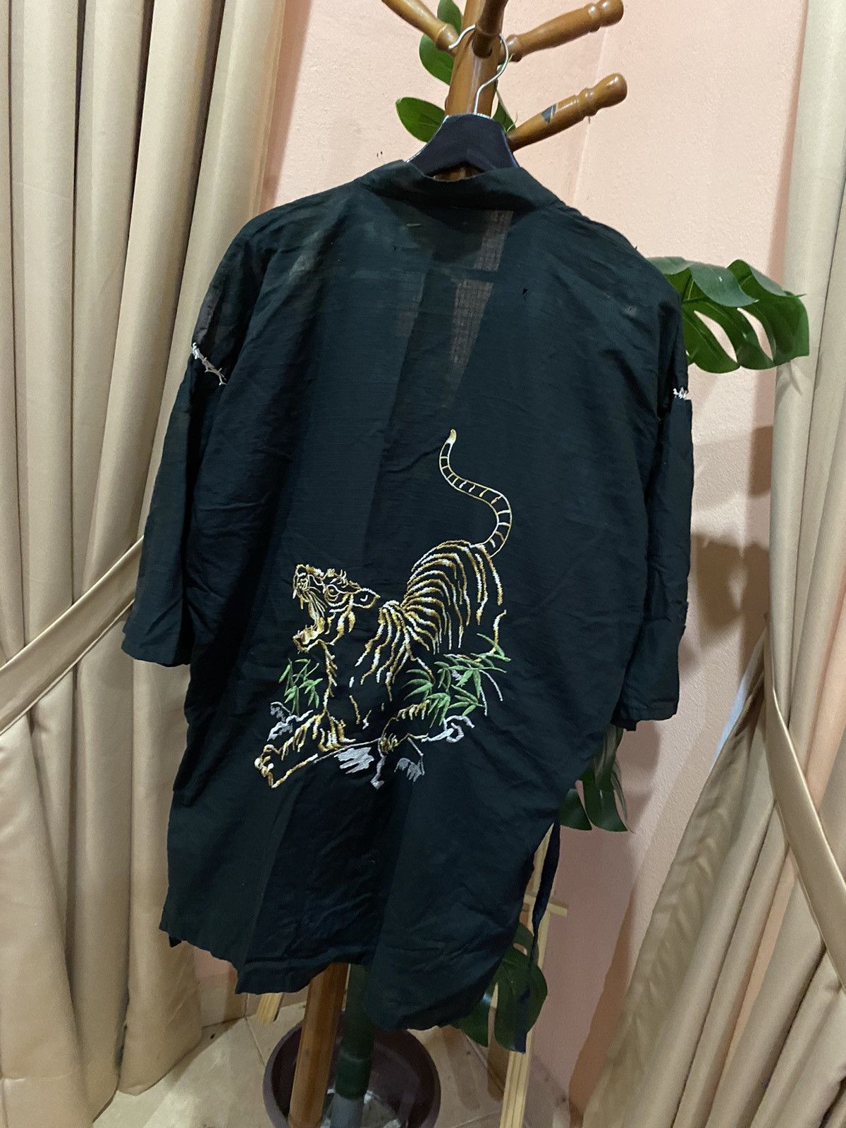 Other VINTAGE JAPANESE HAORI WITH TIGER EMBROIDERY - BLACK KIMONO Size US XL / EU 56 / 4 - 2 Thumbnail
