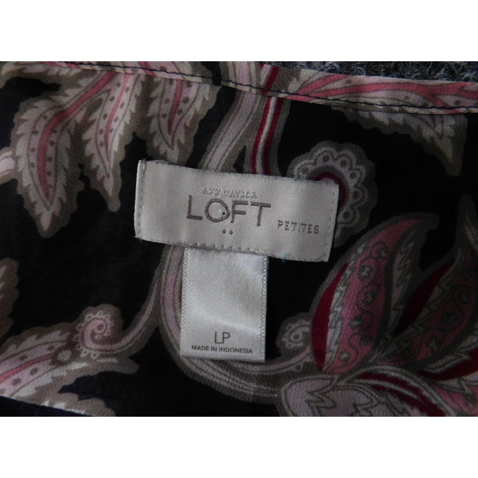 Loft LOFT Petites Sleeveless Shirt Womens Large Petite Navy Pink Floral Split Back Blouse Paisley Sleeveless Ladies Size L / US 10 / IT 46 - 4 Thumbnail