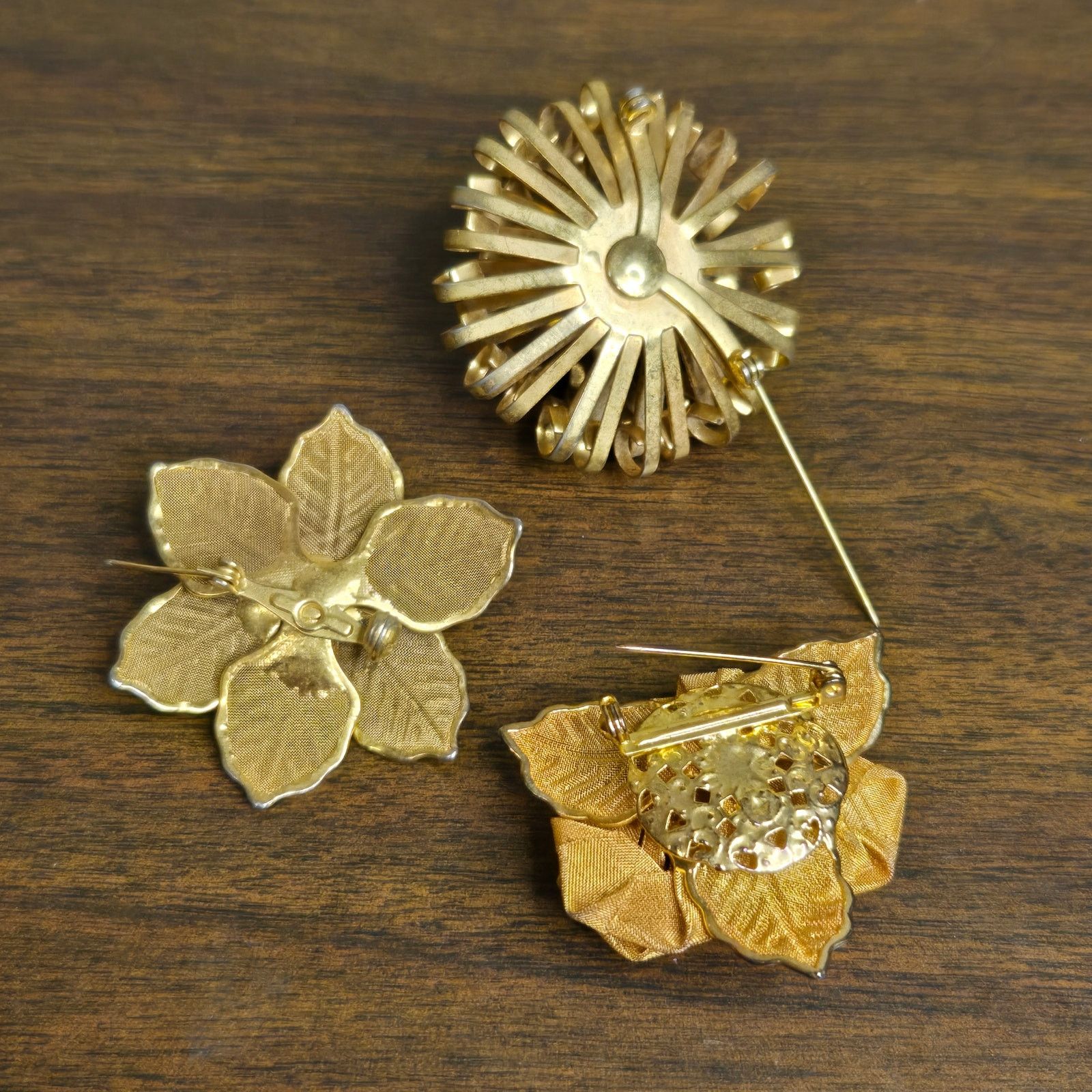 Vintage Vintage Crown Trifari Style Gold Tone Flower Brooch Set Size ONE SIZE - 10 Thumbnail