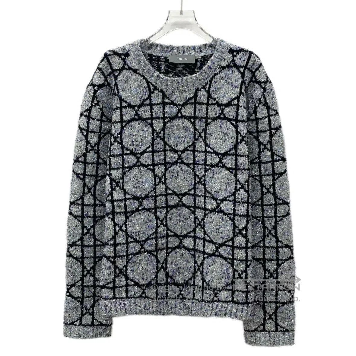 gray silver patterned long sleeve knit sweater.