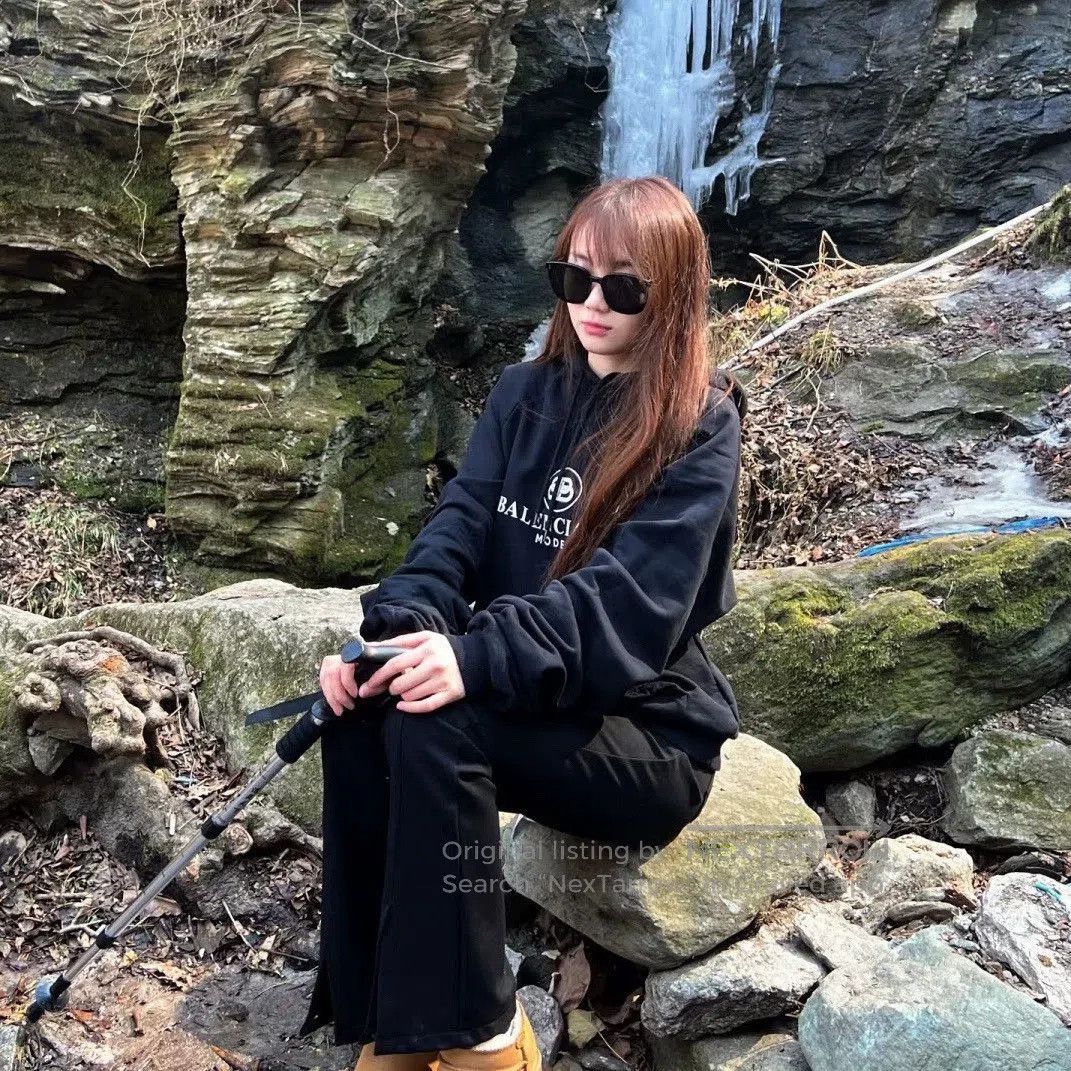 Balenciaga balenciaga navy hoodie in size medium. Size US M / EU 48-50 / 2 - 6 Thumbnail