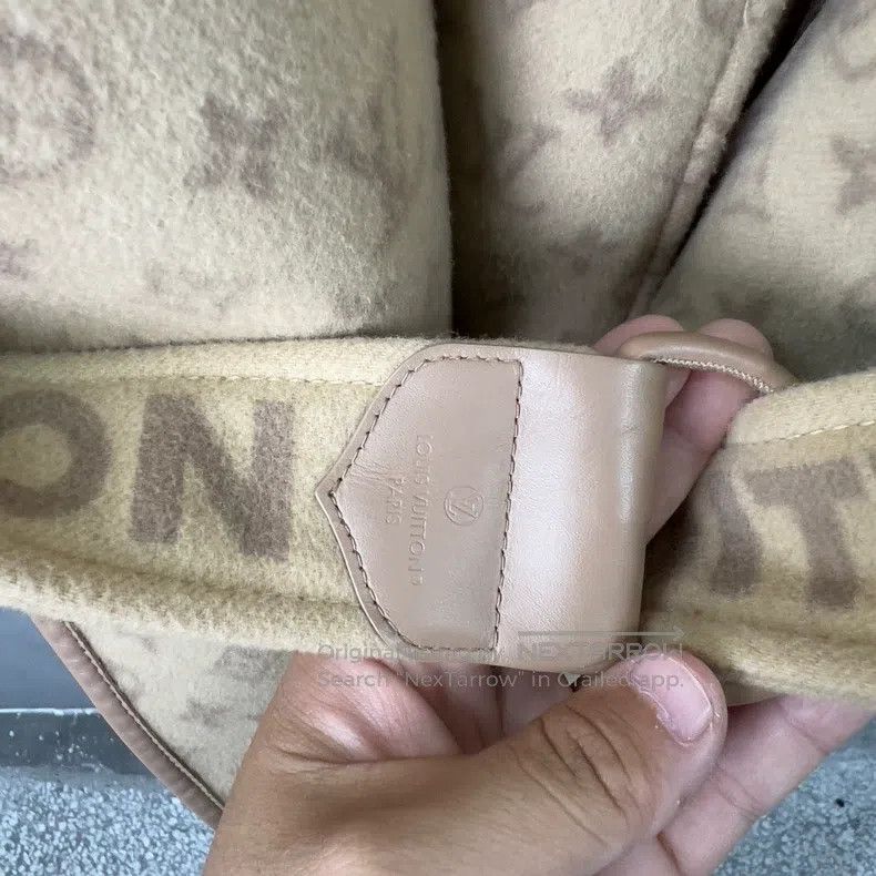 Louis Vuitton Louis Vuitton Caramel double-breasted with logo inside coa Size XS / US 0-2 / IT 36-38 - 4 Thumbnail